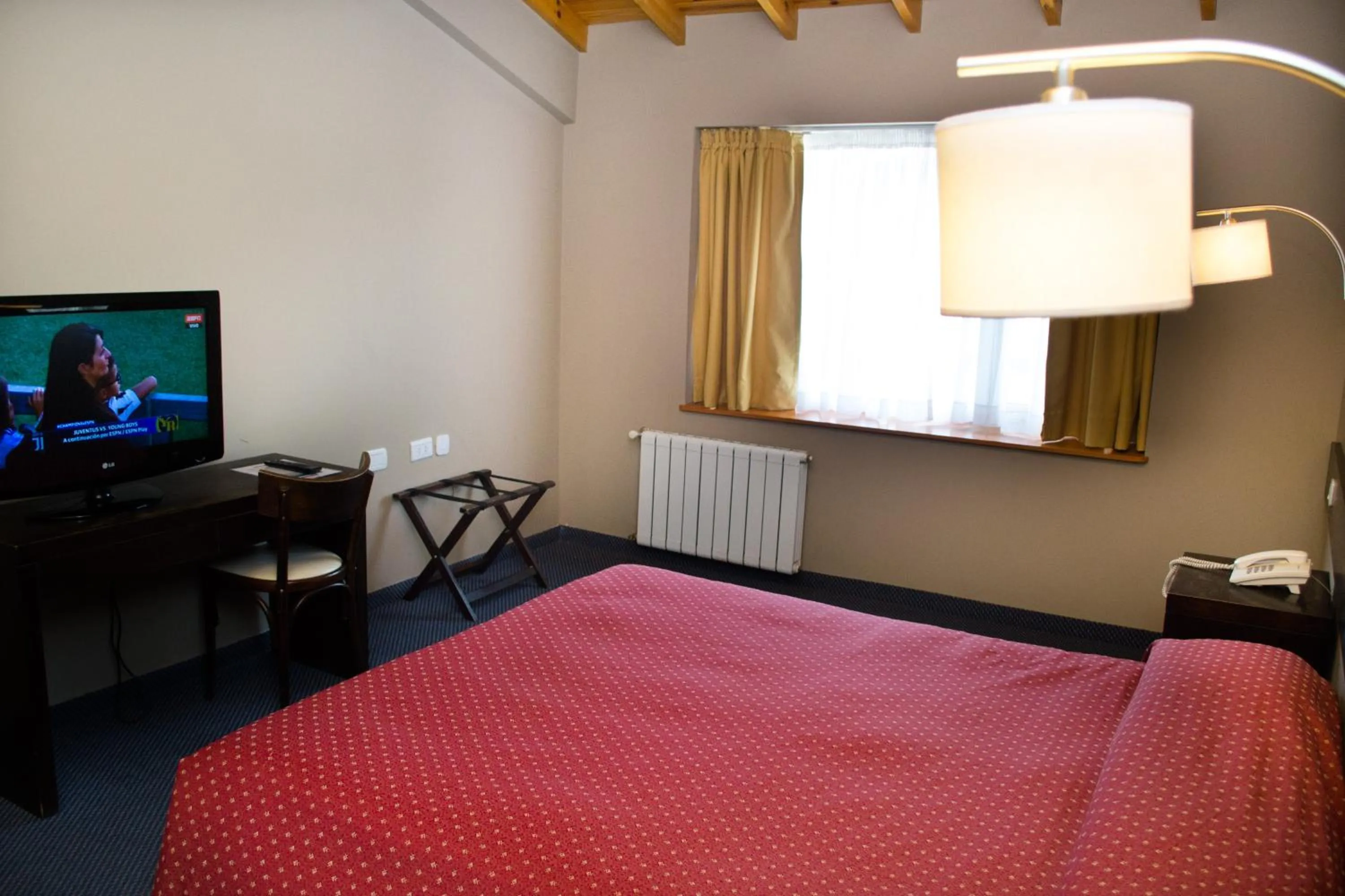 Photo of the whole room, Bed in Marcopolo Suites Calafate