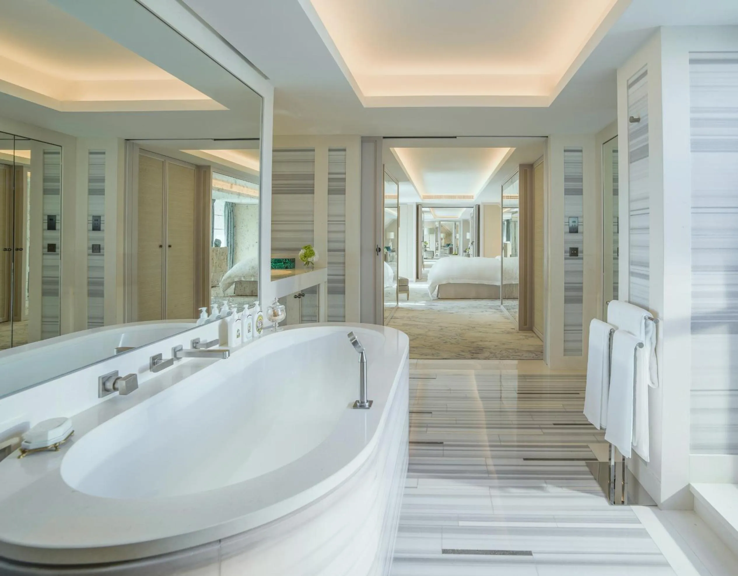 Bathroom, Bed in Hotel de Crillon