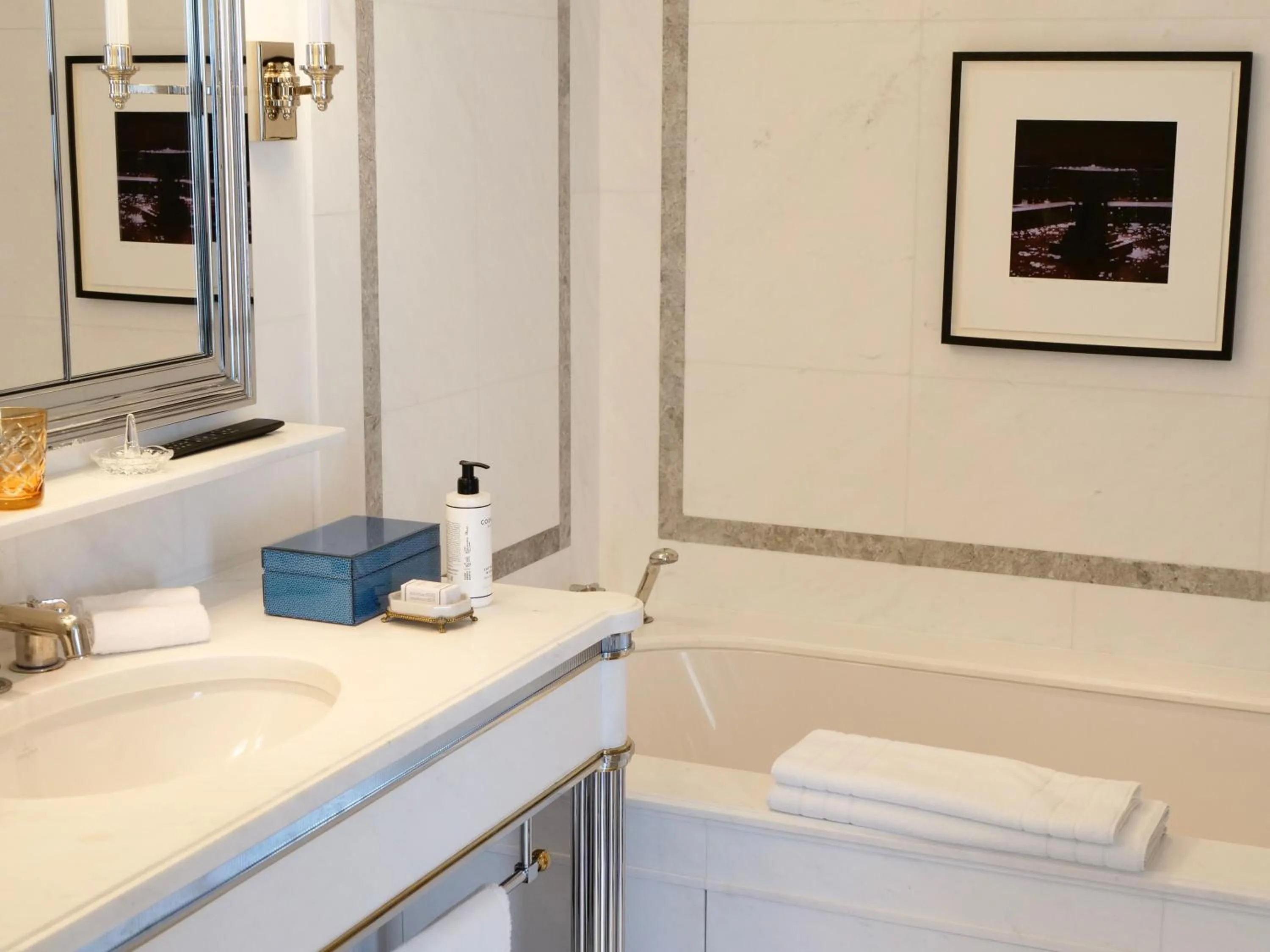 Bathroom in Hotel de Crillon