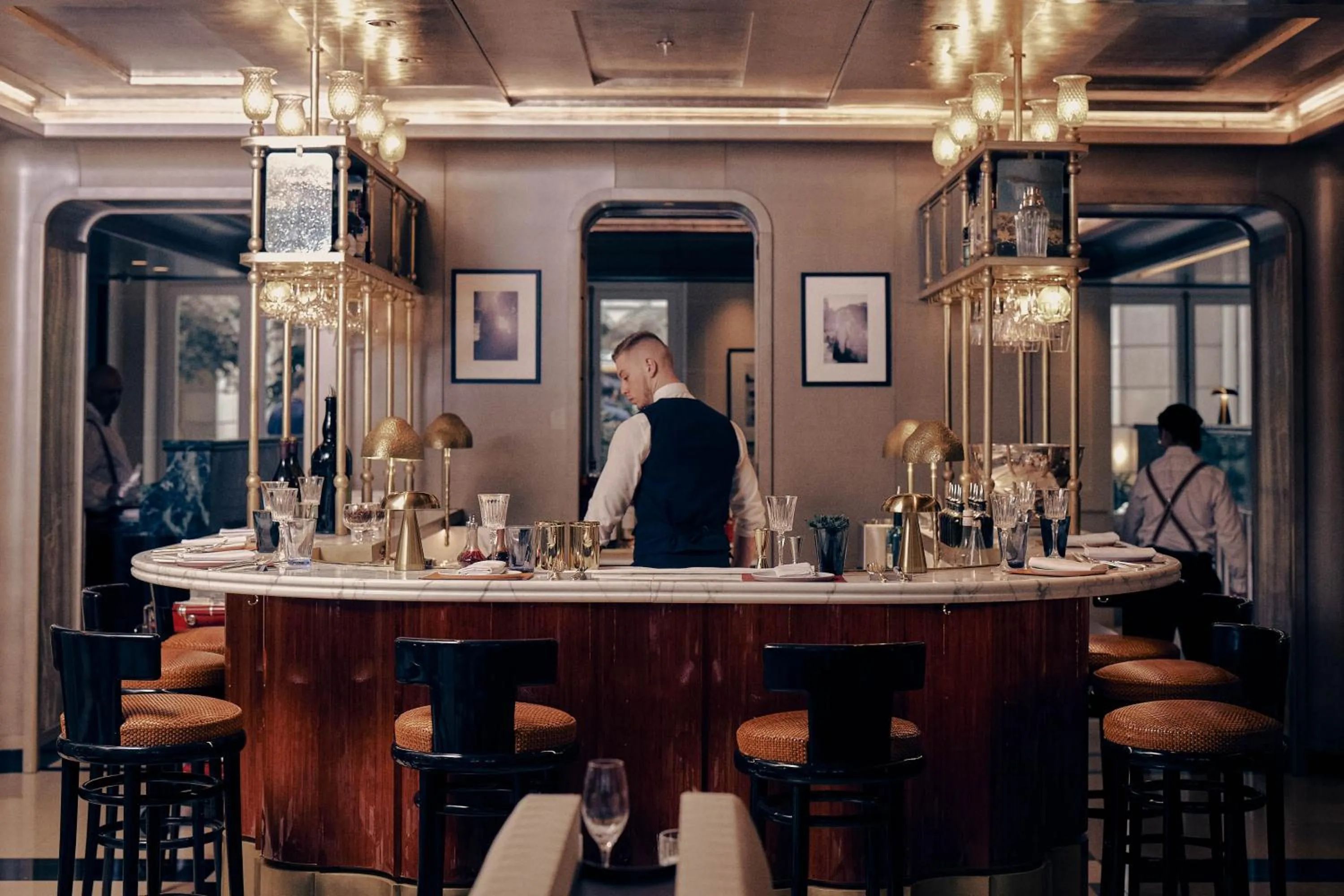 Restaurant/places to eat in Hotel de Crillon