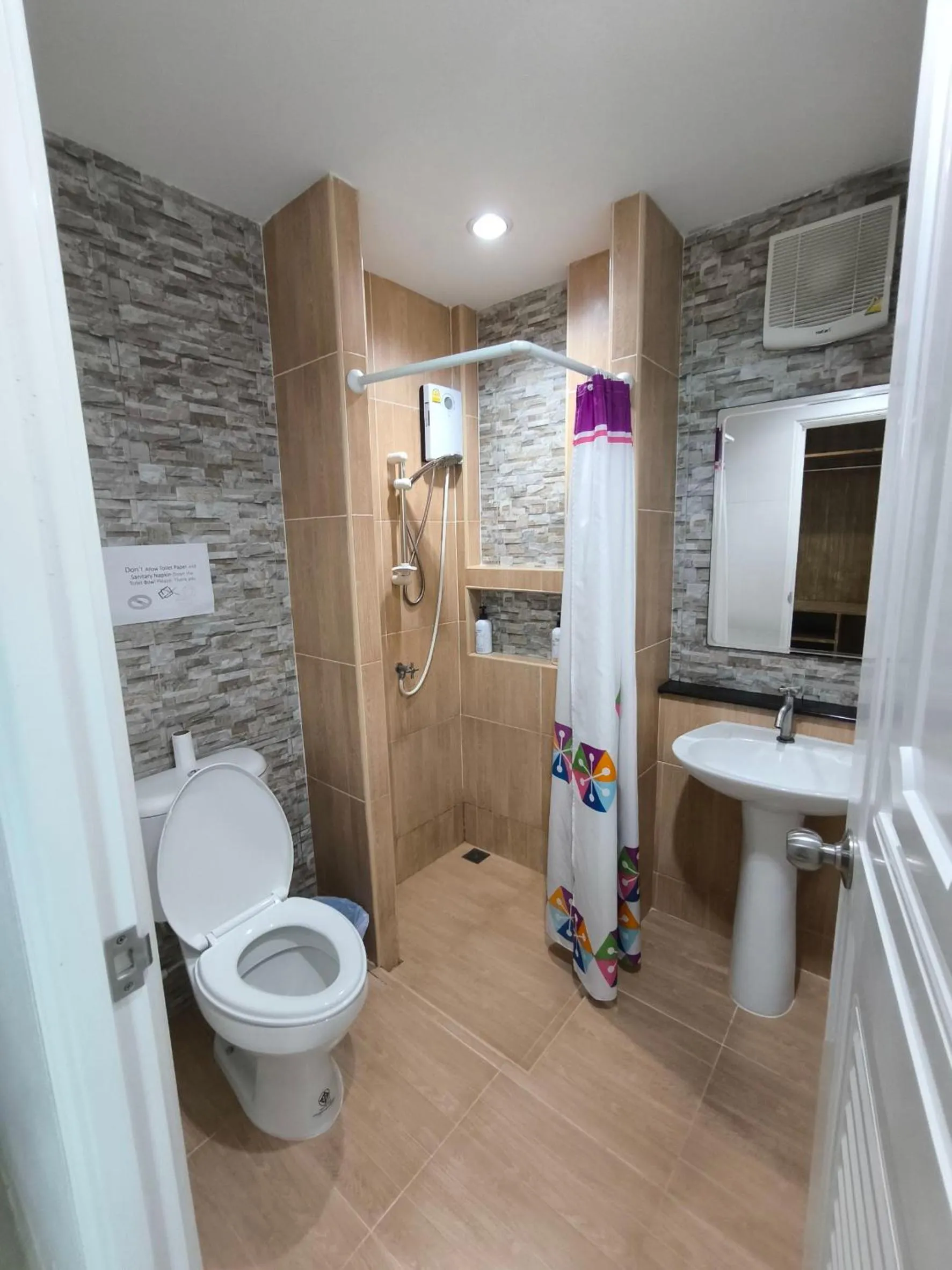 Shower in Maenam Villa Hotel