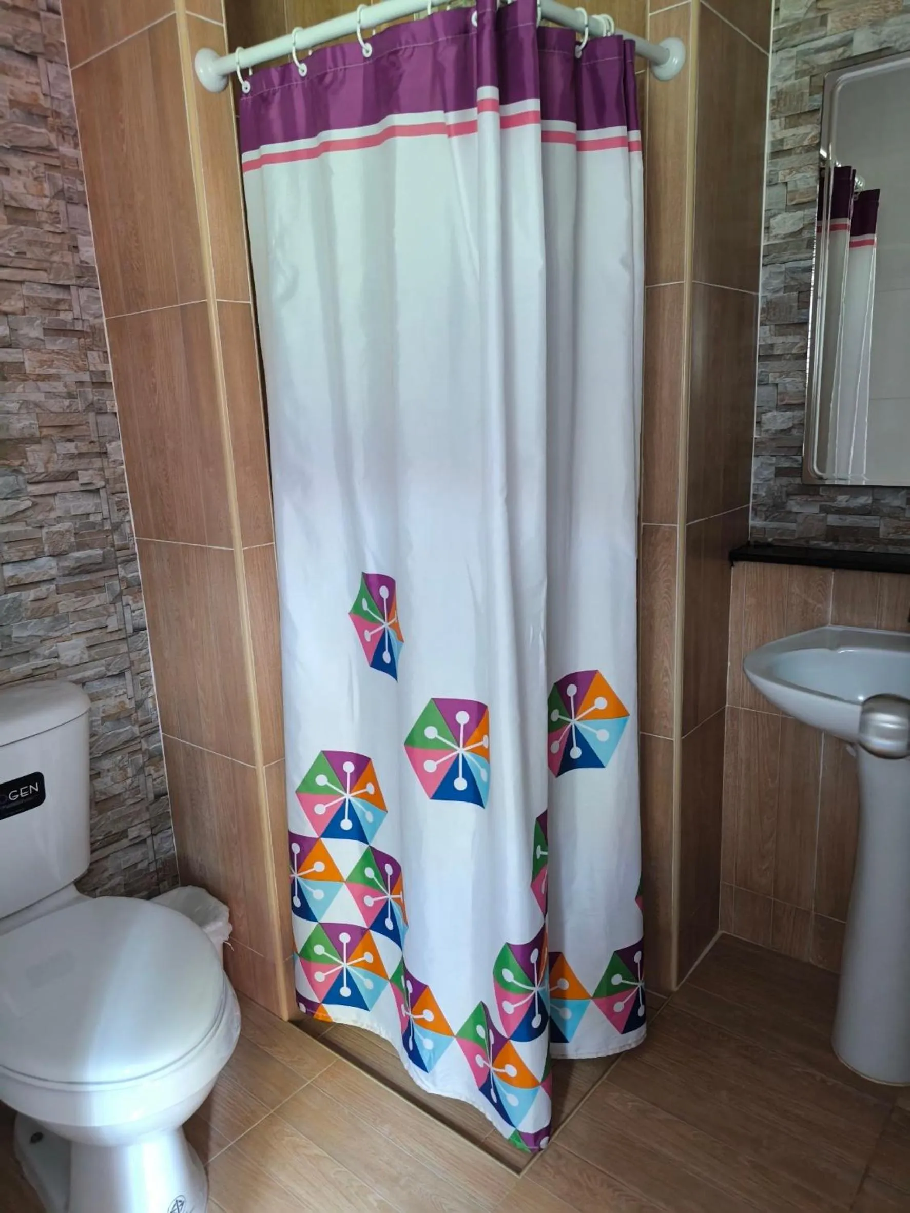 Shower in Maenam Villa Hotel