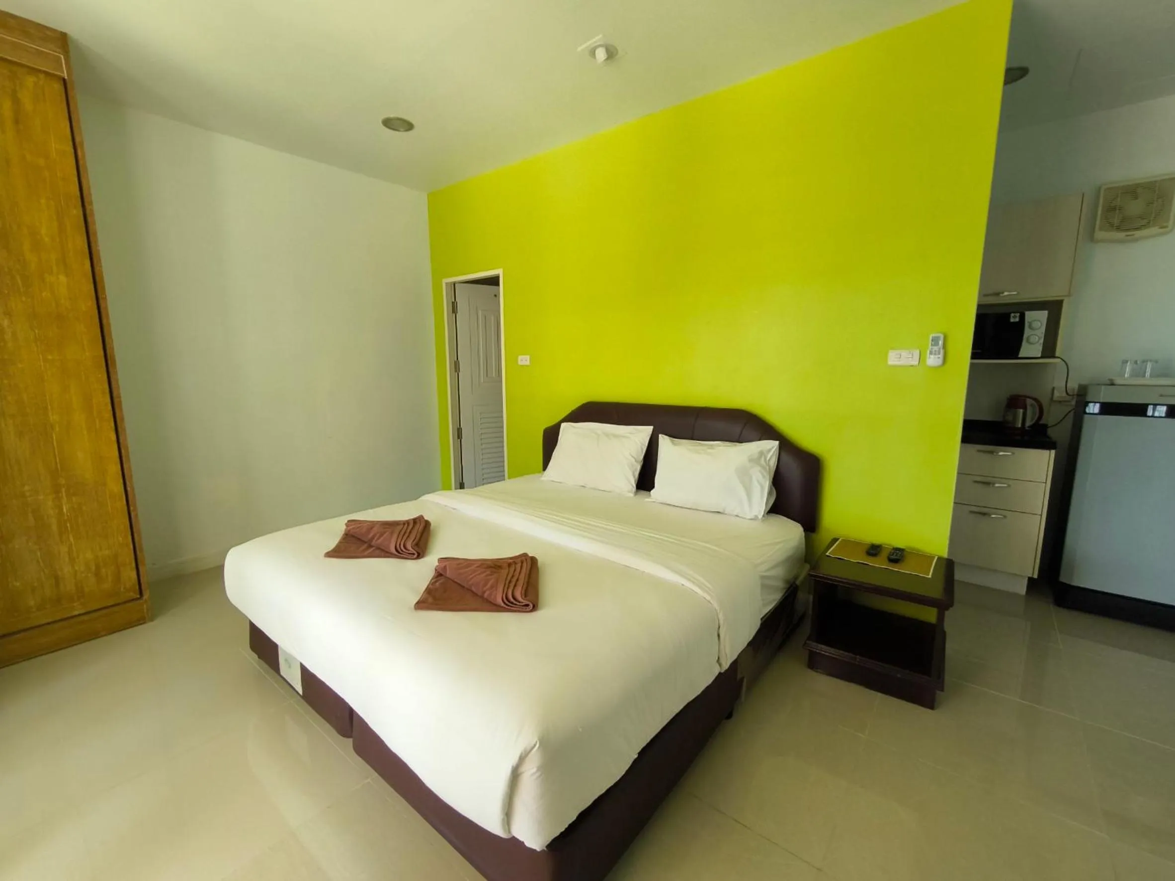 Photo of the whole room, Bed in Maenam Villa Hotel