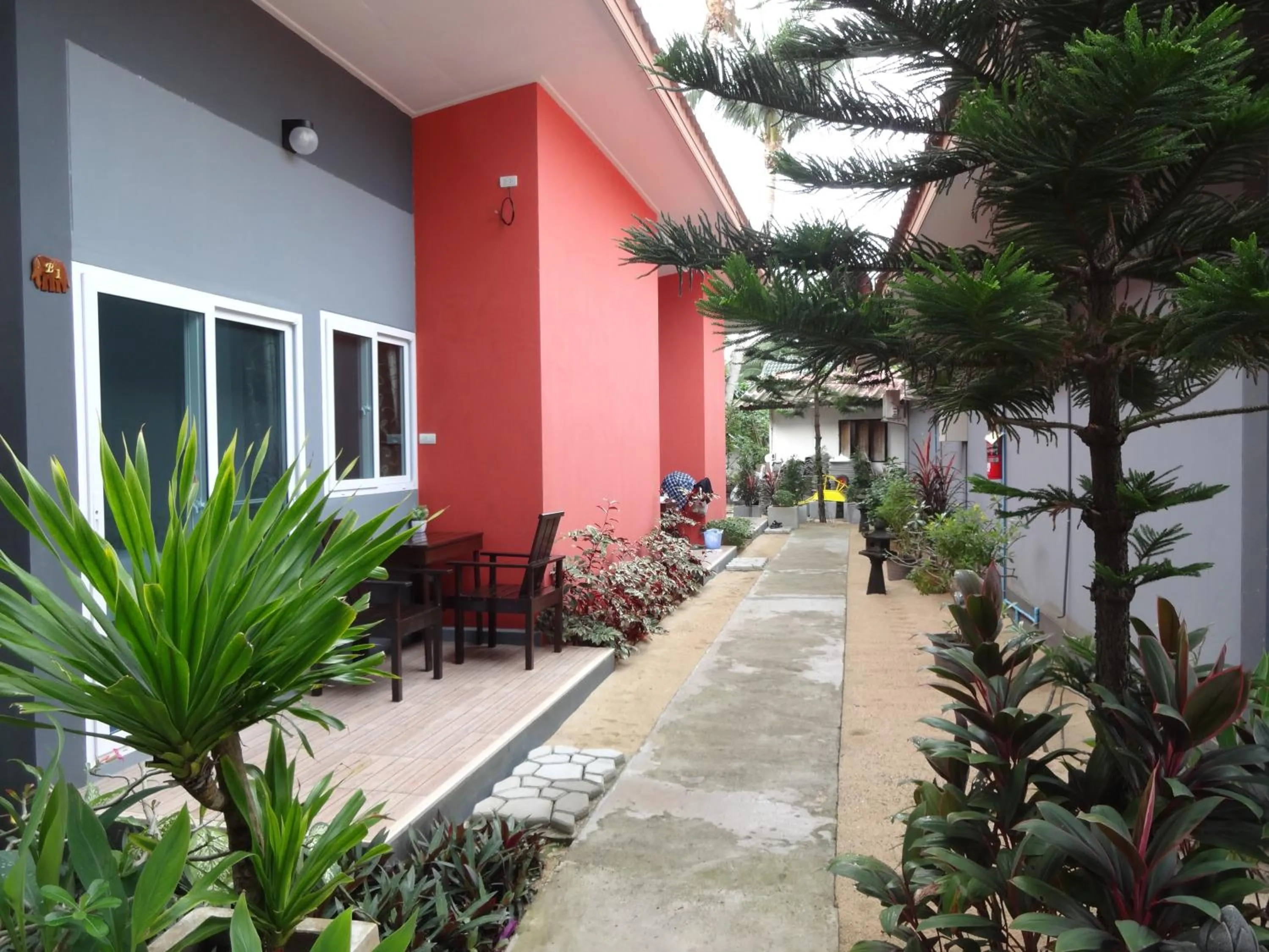 Facade/entrance in Maenam Villa Hotel