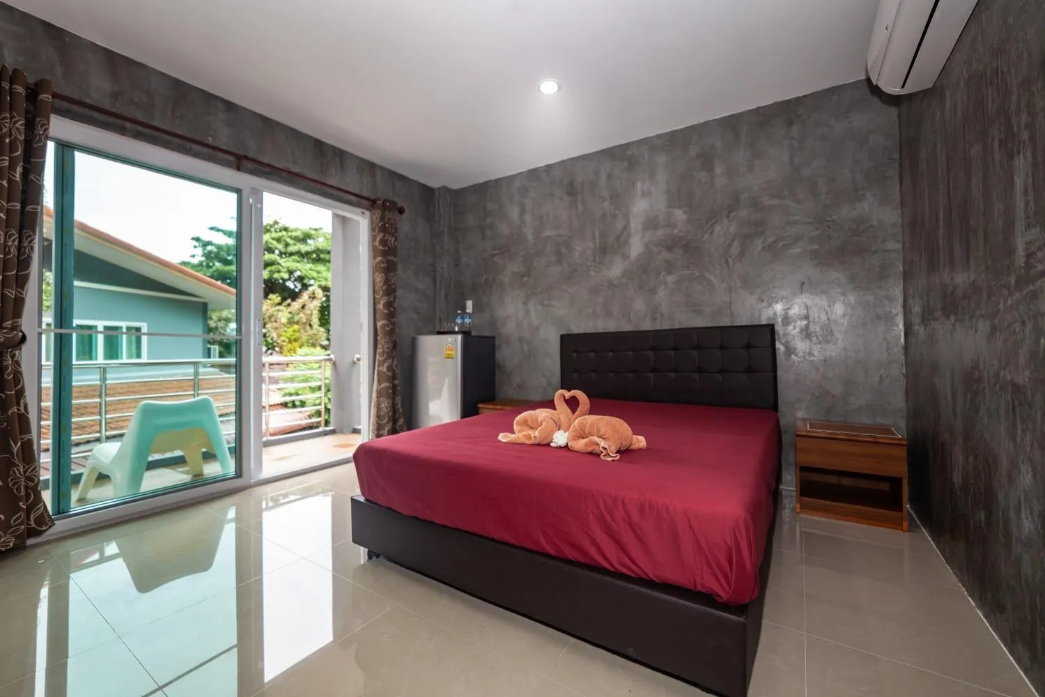 Photo of the whole room, Bed in Maenam Villa Hotel