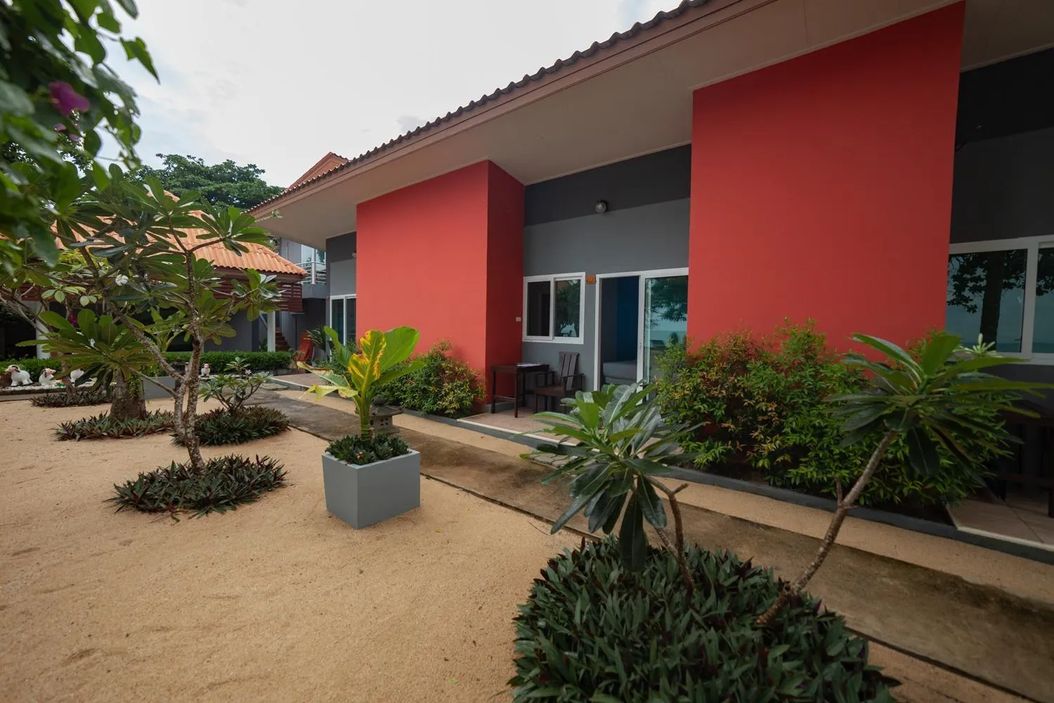 Facade/entrance in Maenam Villa Hotel