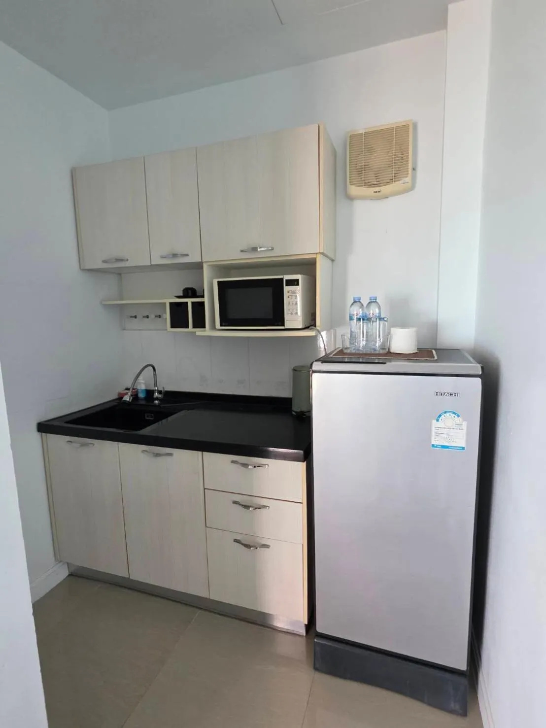 Kitchen or kitchenette in Maenam Villa Hotel