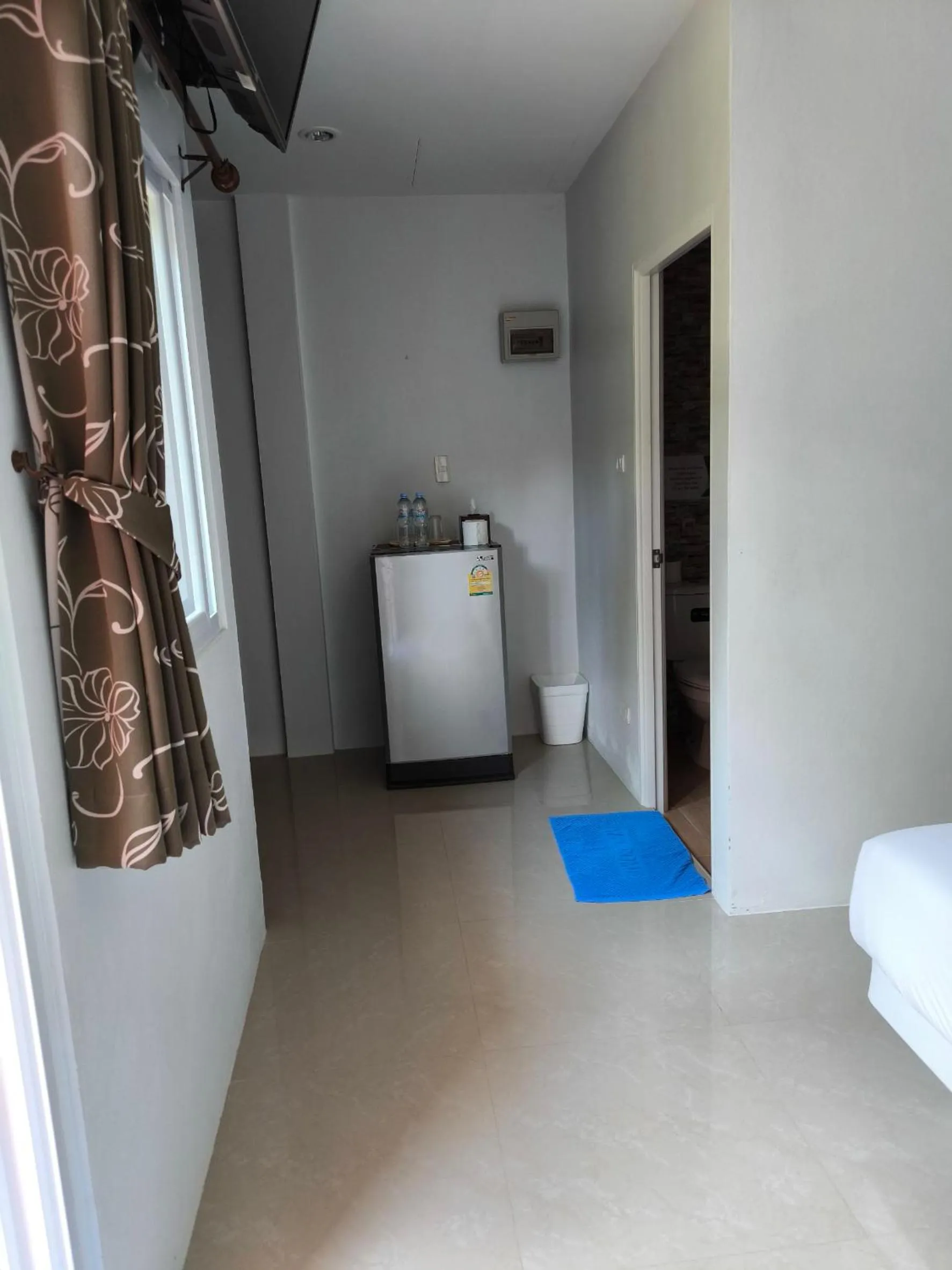 Photo of the whole room in Maenam Villa Hotel