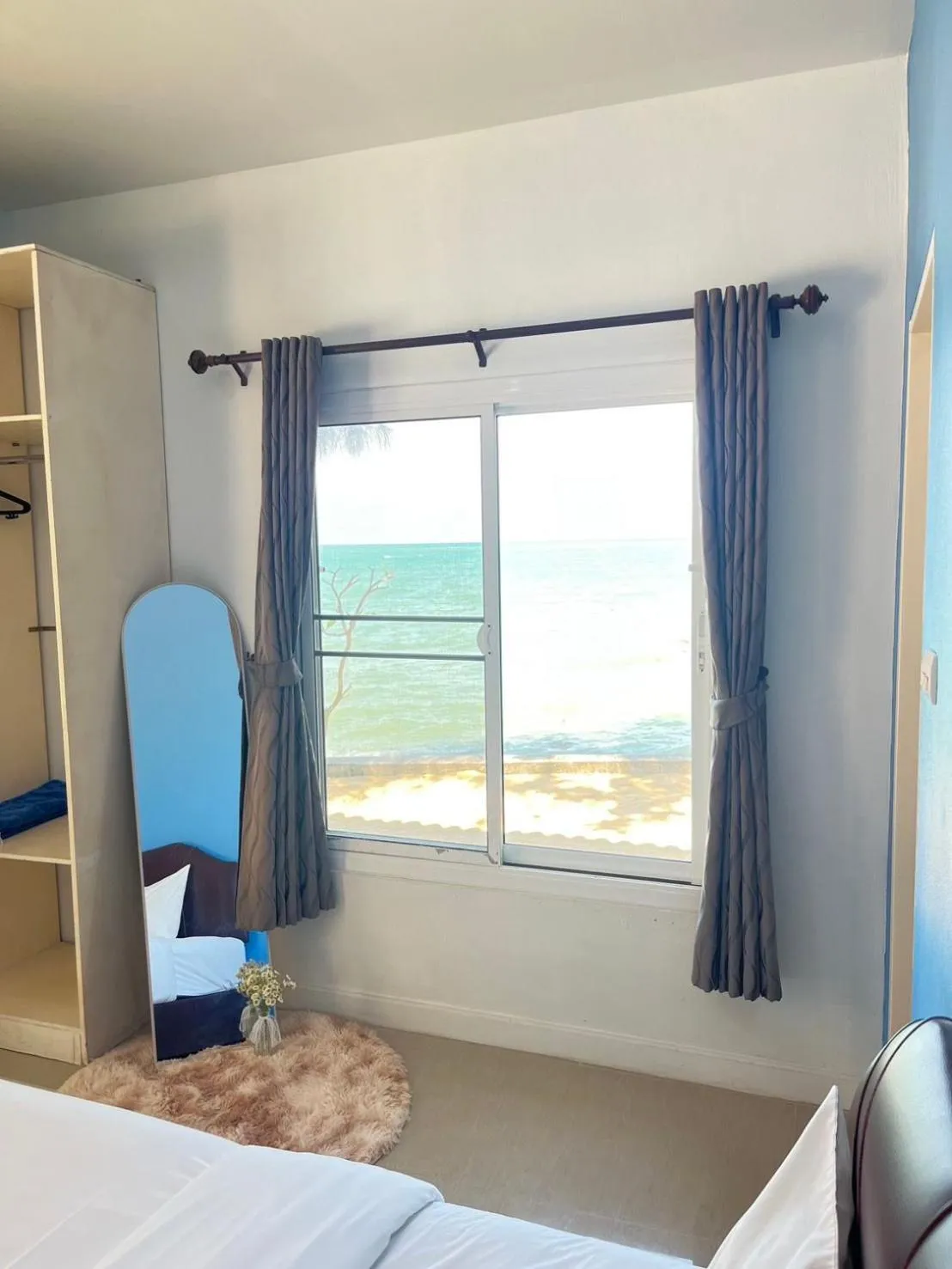 Sea view, Bed in Maenam Villa Hotel