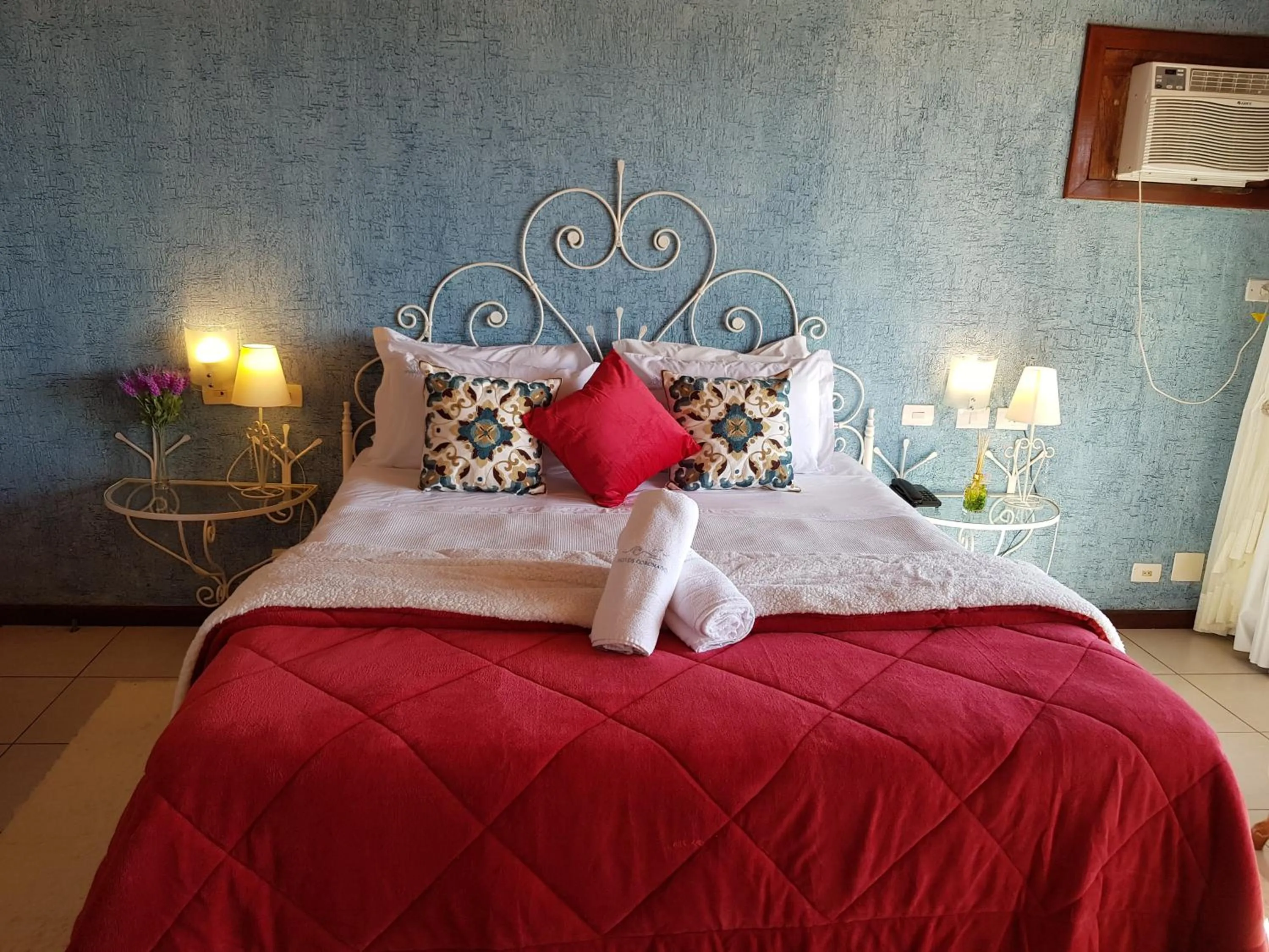 Photo of the whole room, Bed in Coronado Beach Hotel