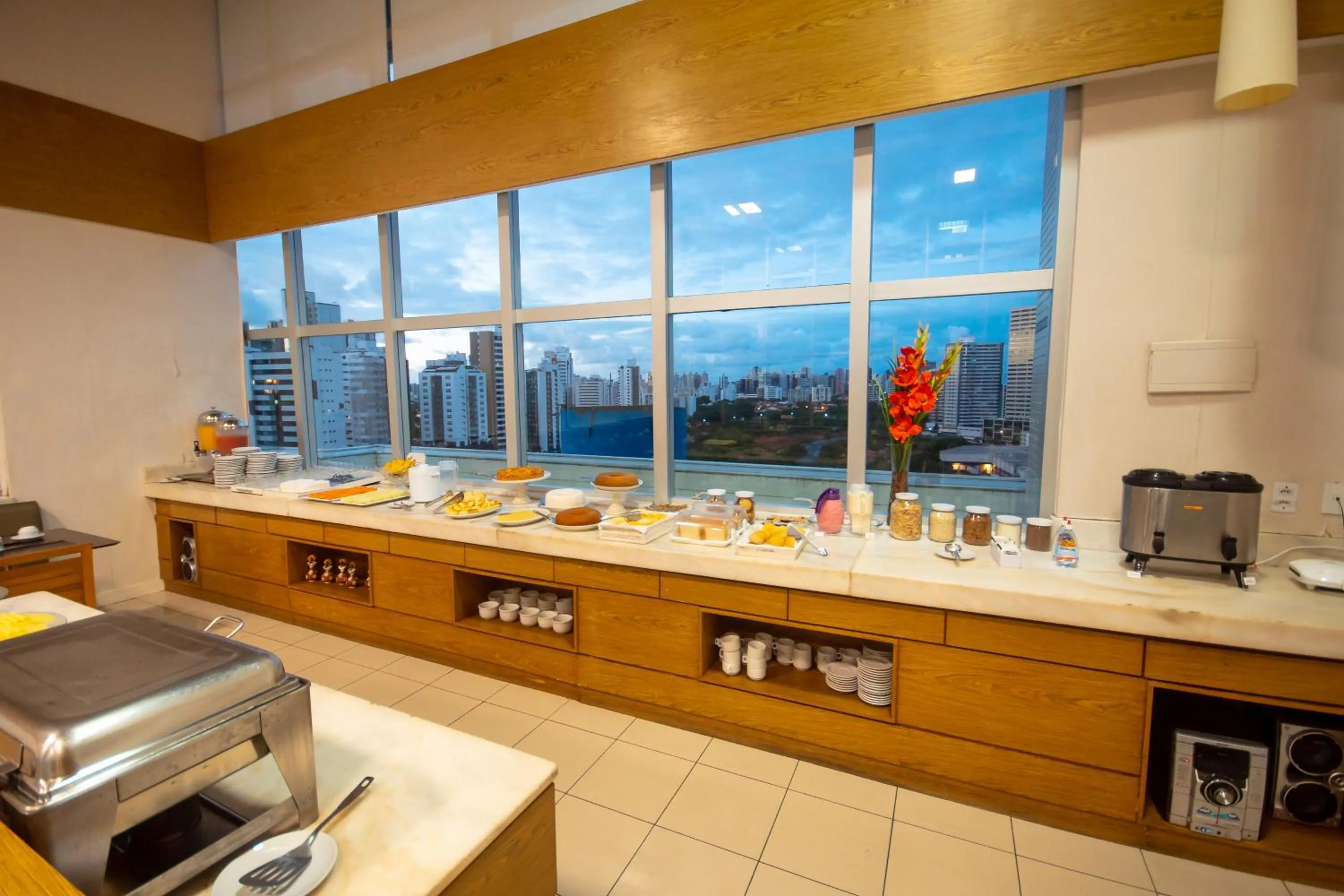 Restaurant/places to eat in Iguatemi Business & Flat by Avectur