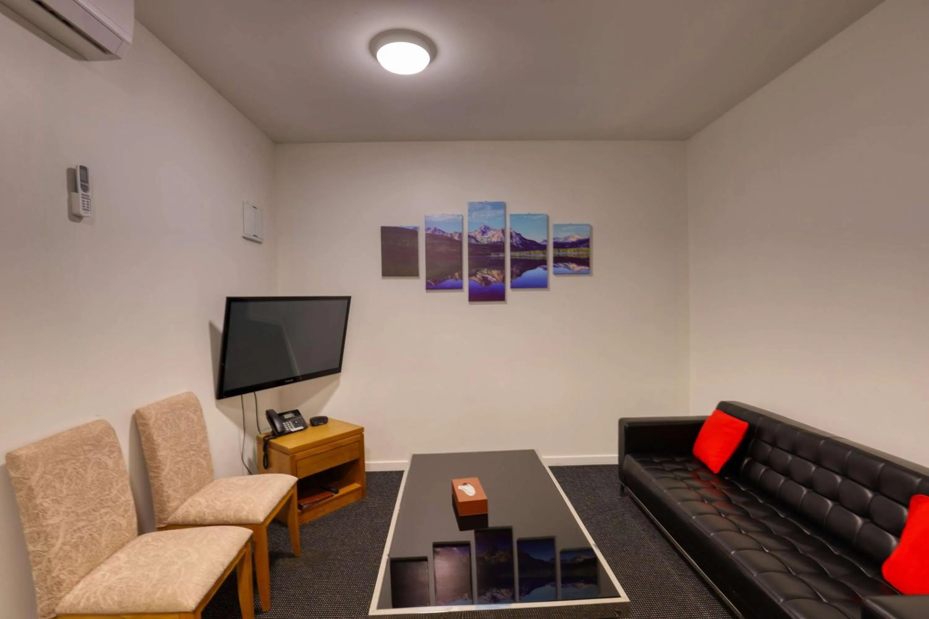 Photo of the whole room in Ramada by Wyndham, Hamilton City Center