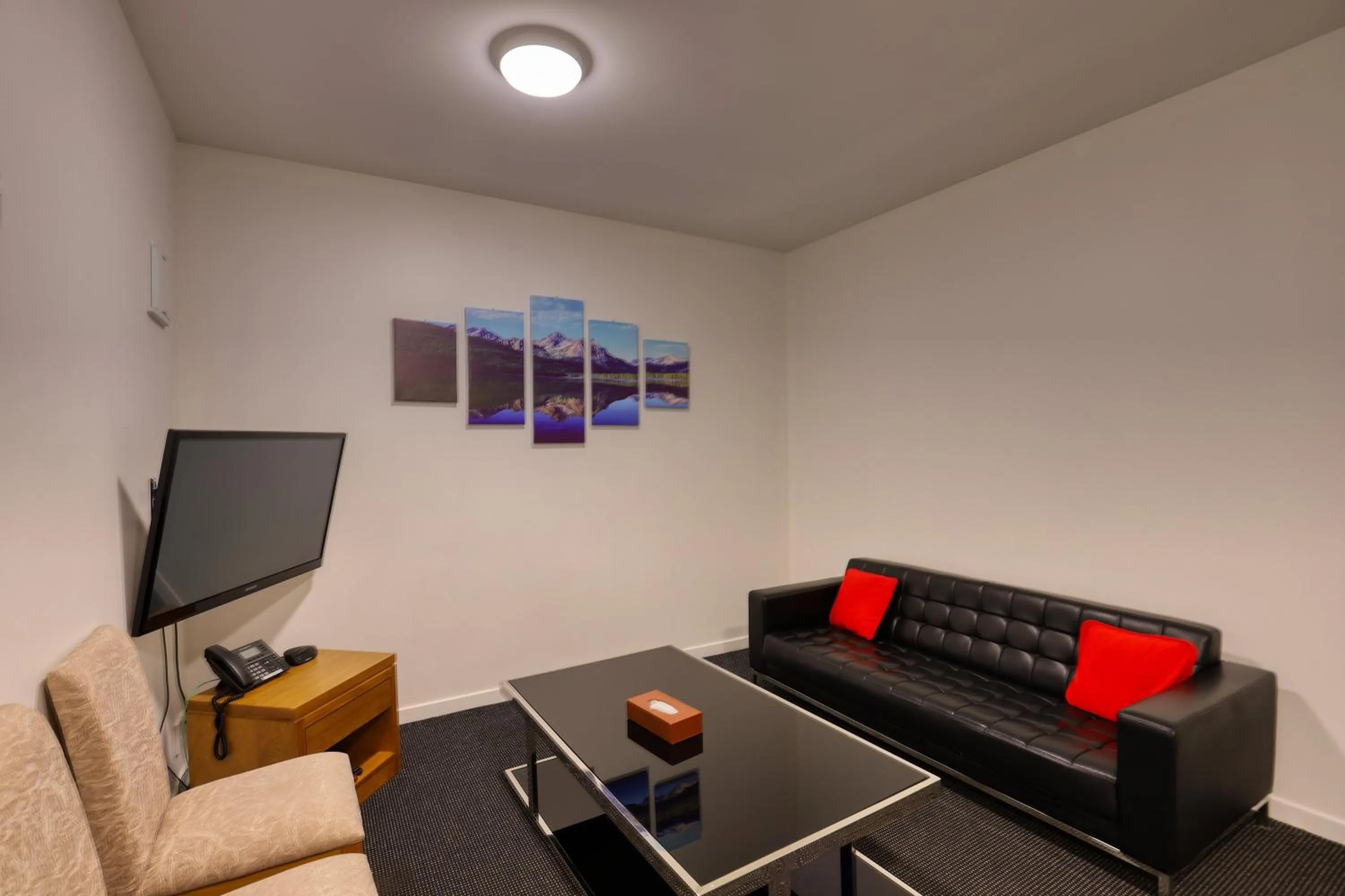 Living room in Ramada by Wyndham, Hamilton City Center