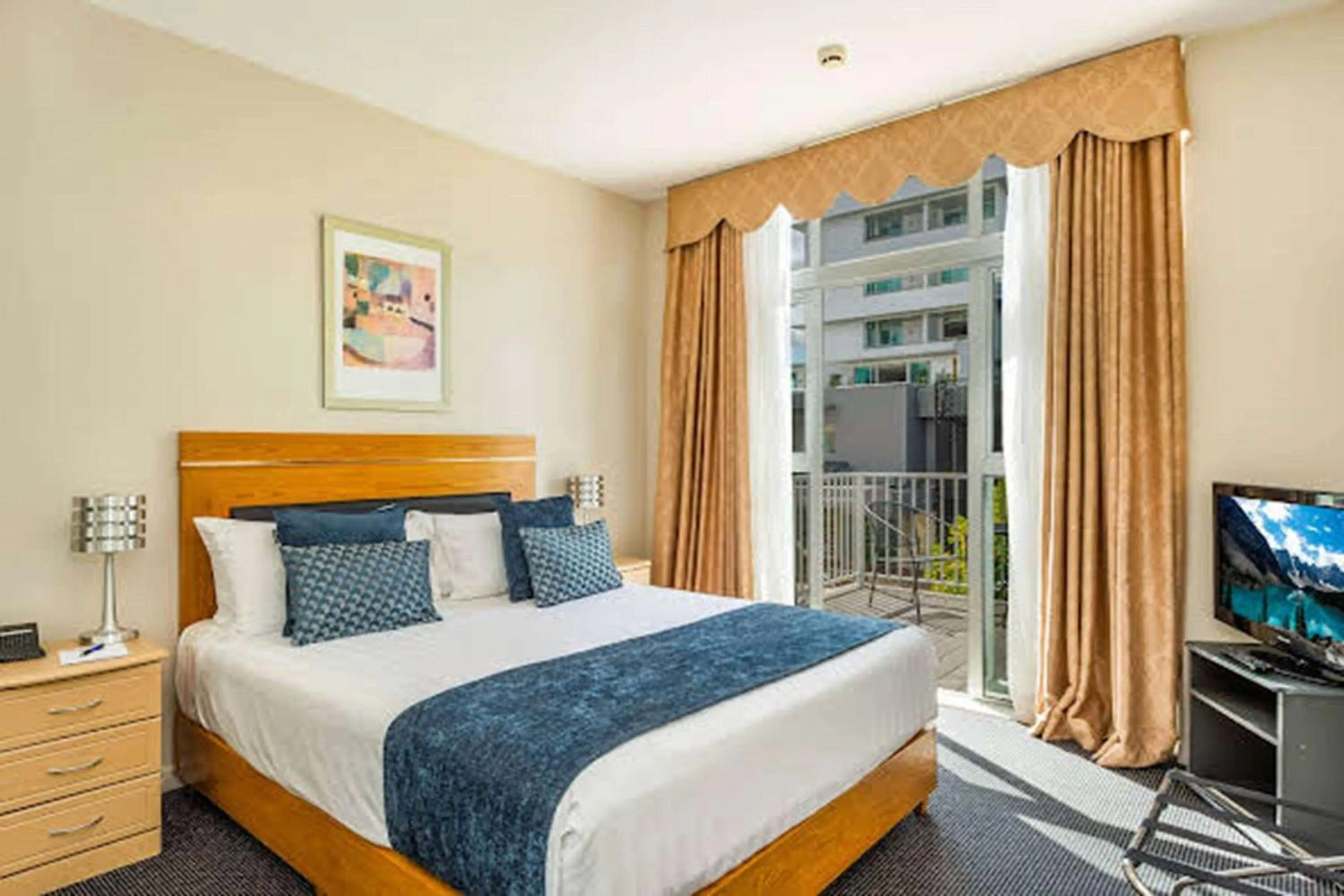 Photo of the whole room, Bed in Ramada by Wyndham, Hamilton City Center