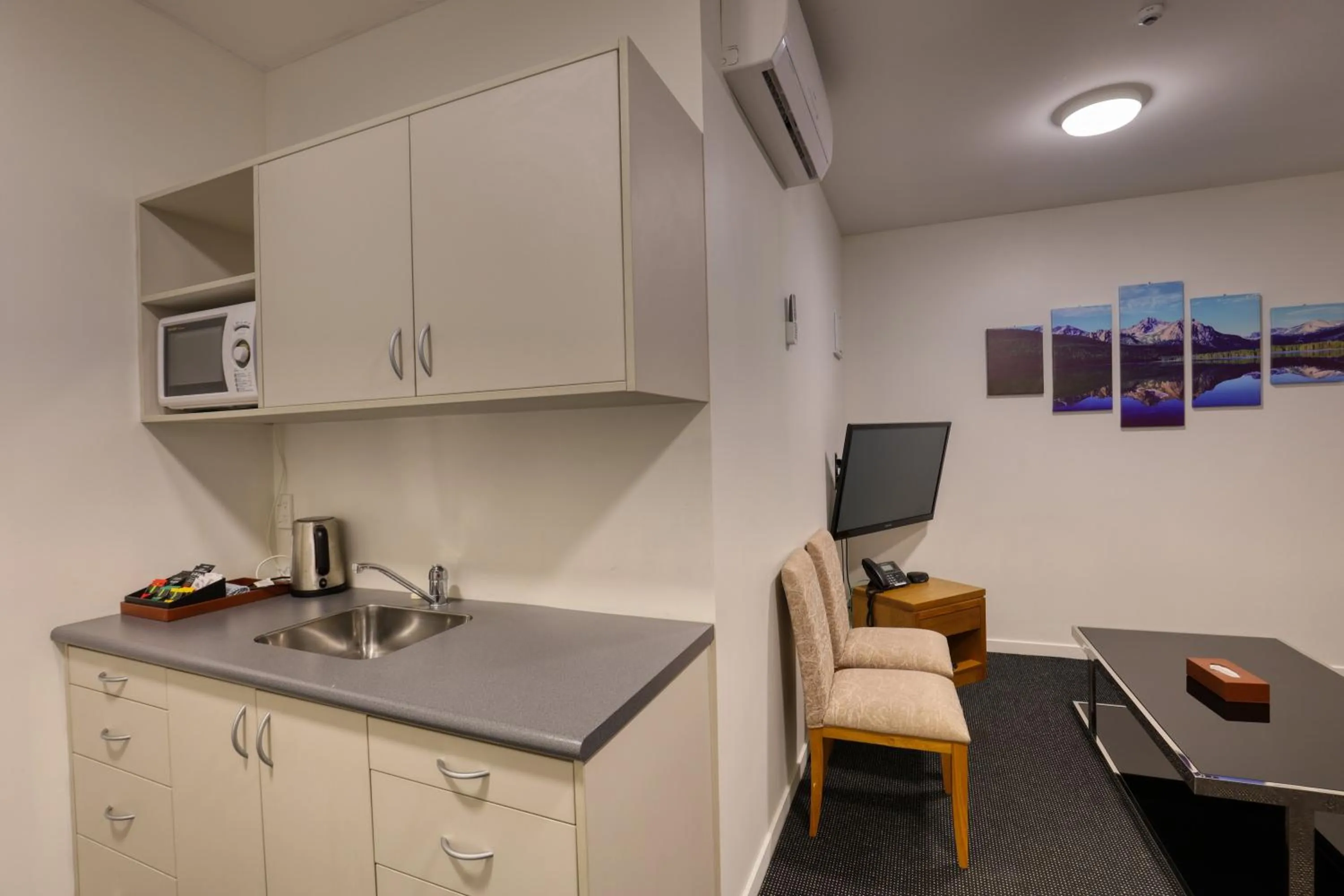 Kitchen or kitchenette in Ramada by Wyndham, Hamilton City Center