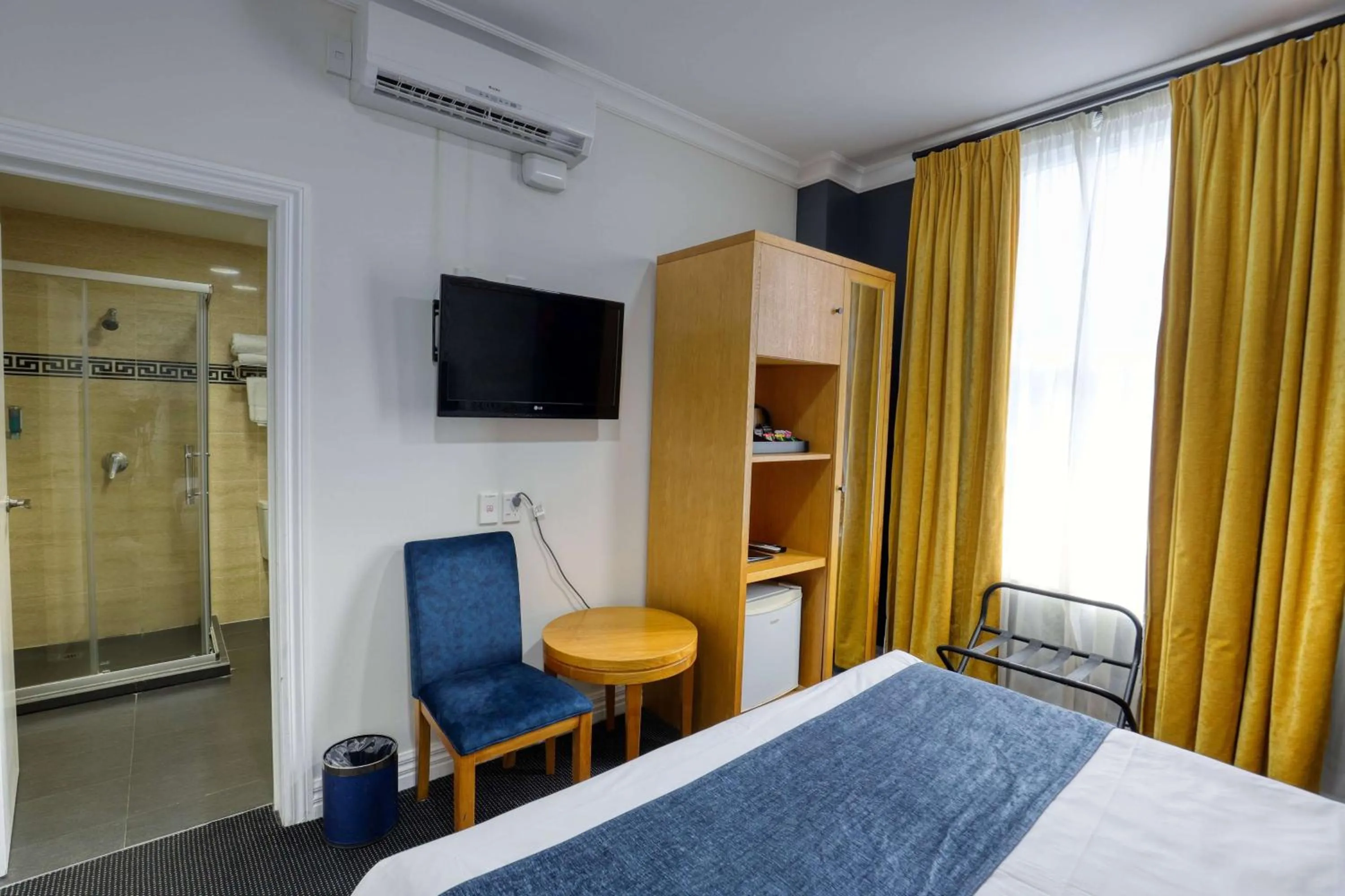 Photo of the whole room, Bed in Ramada by Wyndham, Hamilton City Center