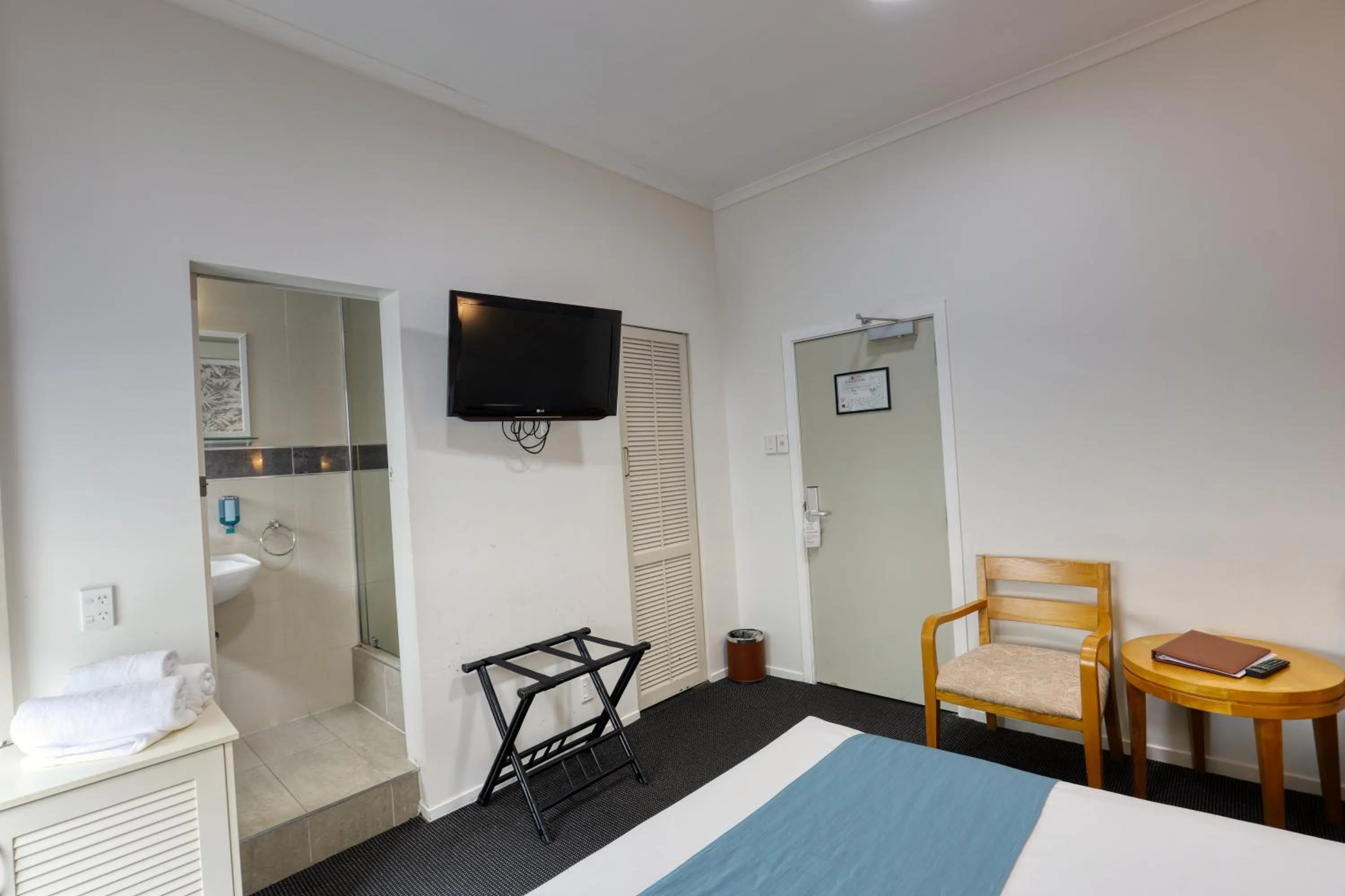 Bathroom, Bed in Ramada by Wyndham, Hamilton City Center