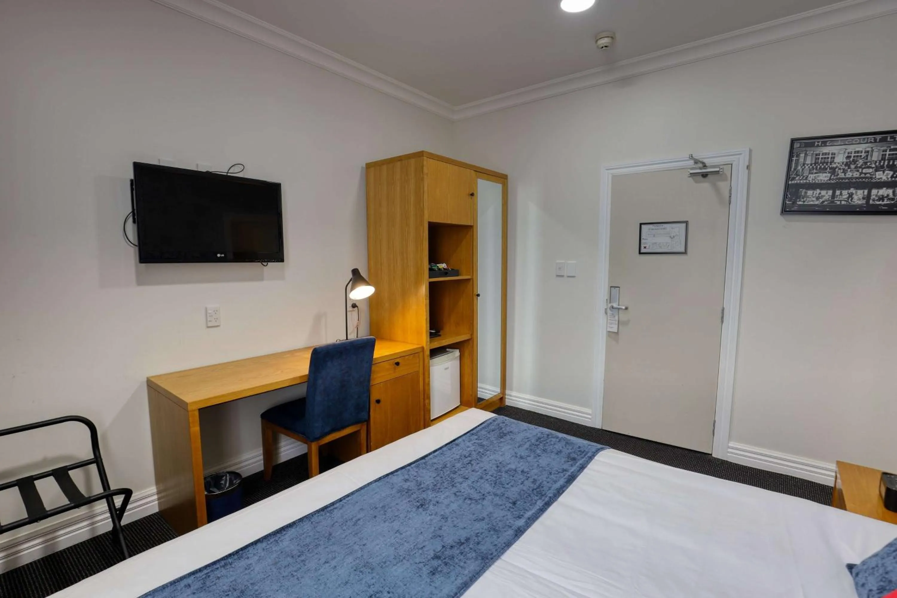 Photo of the whole room, Bed in Ramada by Wyndham, Hamilton City Center