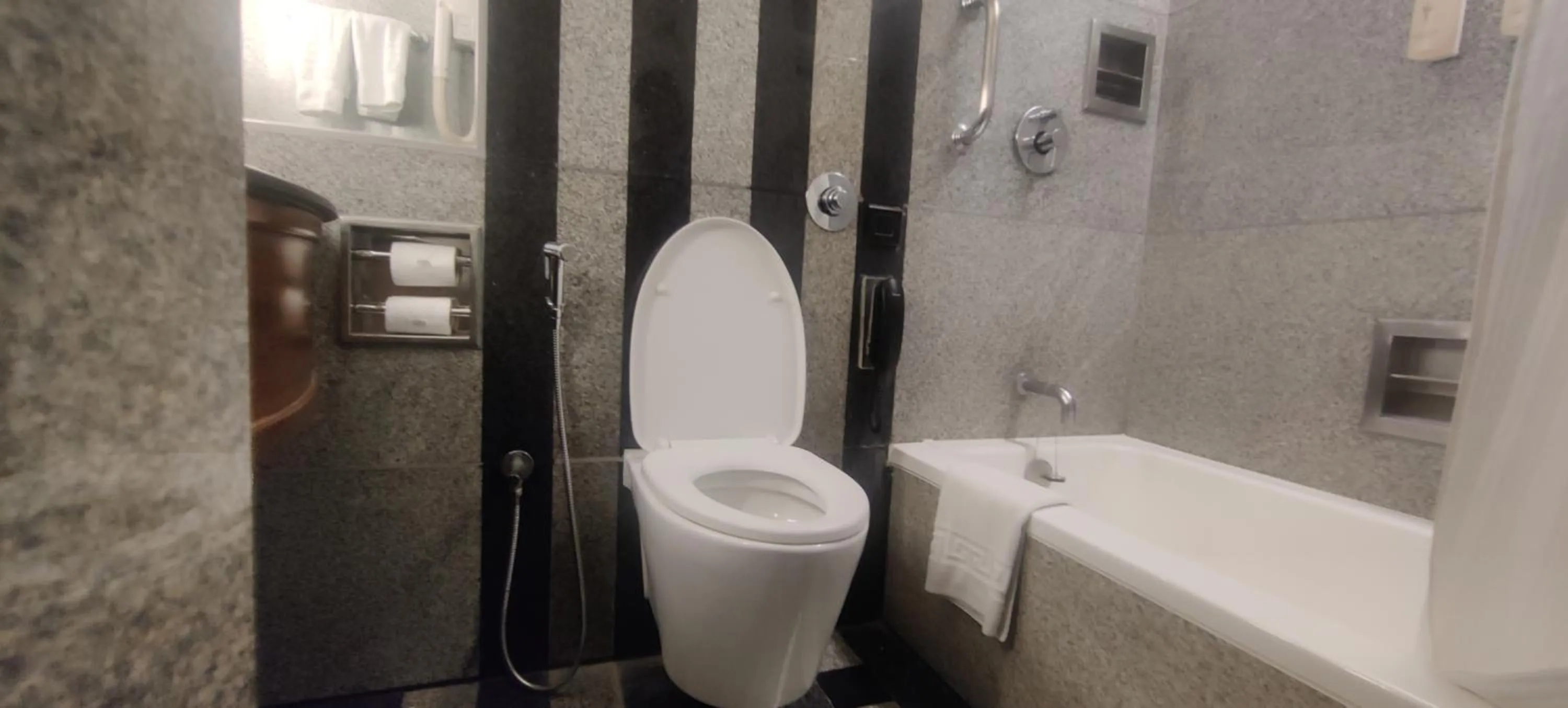 Shower in Hotel Marine Plaza