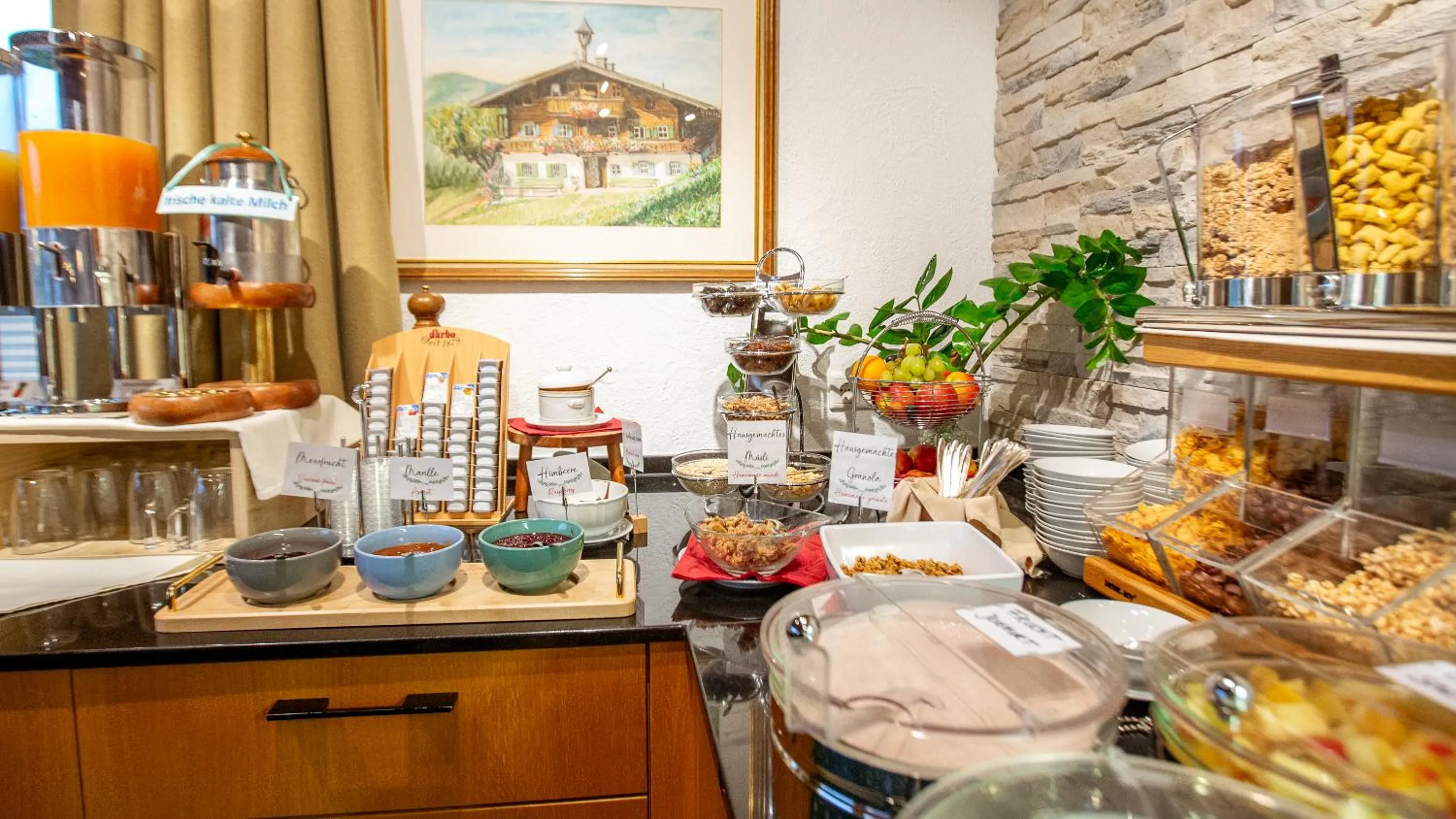 Breakfast in Appartement- und Wellnesshotel Charlotte - 3 Sterne Superior