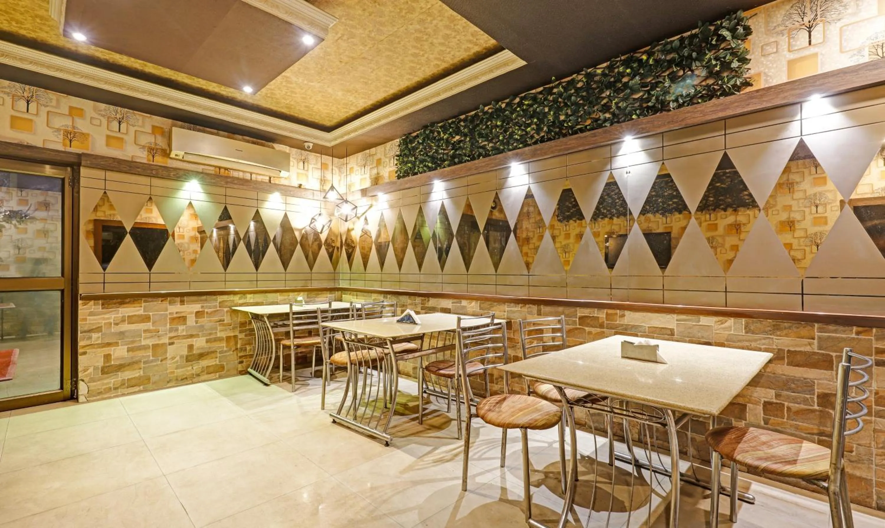 Restaurant/places to eat in Treebo Apollo