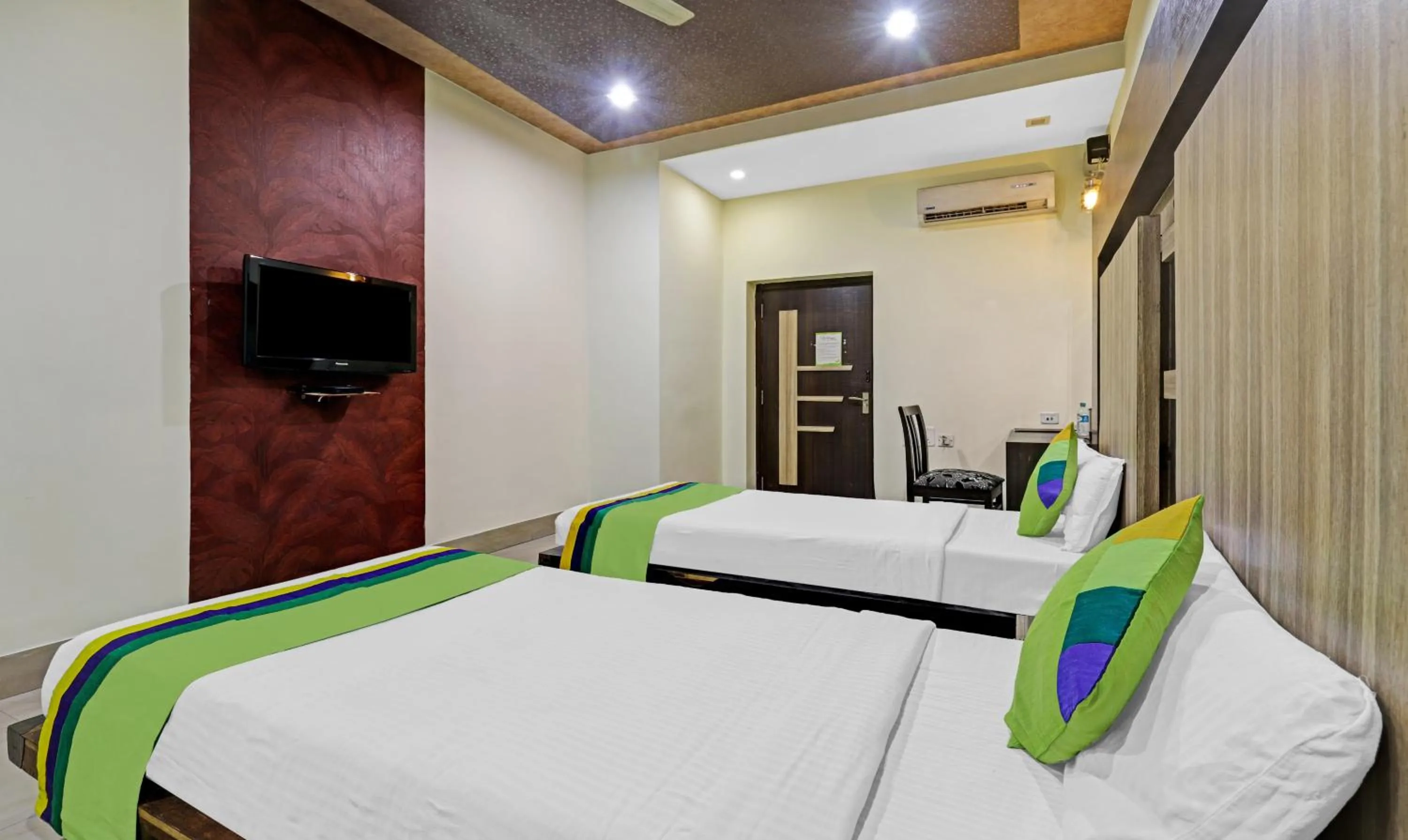 Bedroom, Bed in Treebo Apollo