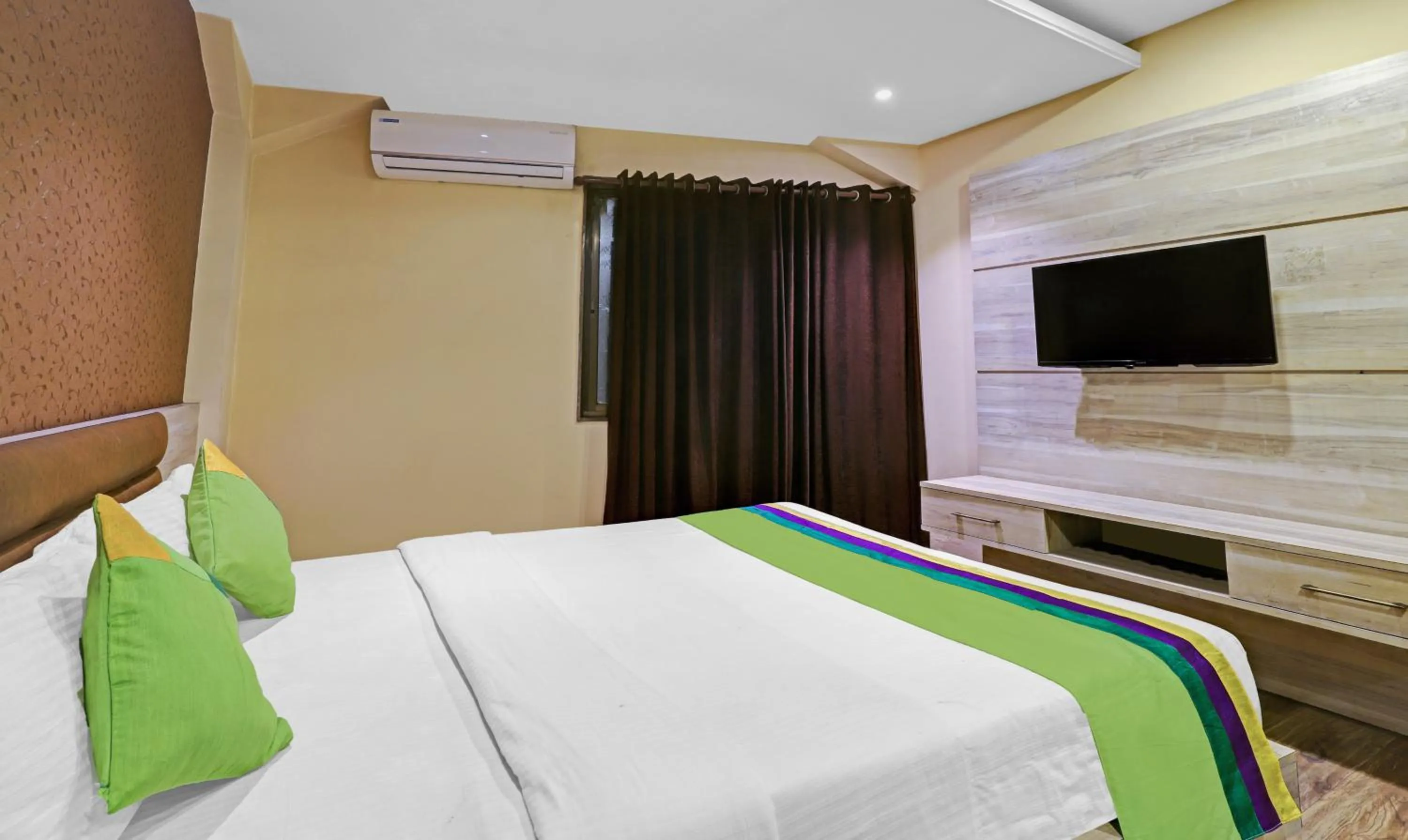 Bedroom, Bed in Treebo Apollo