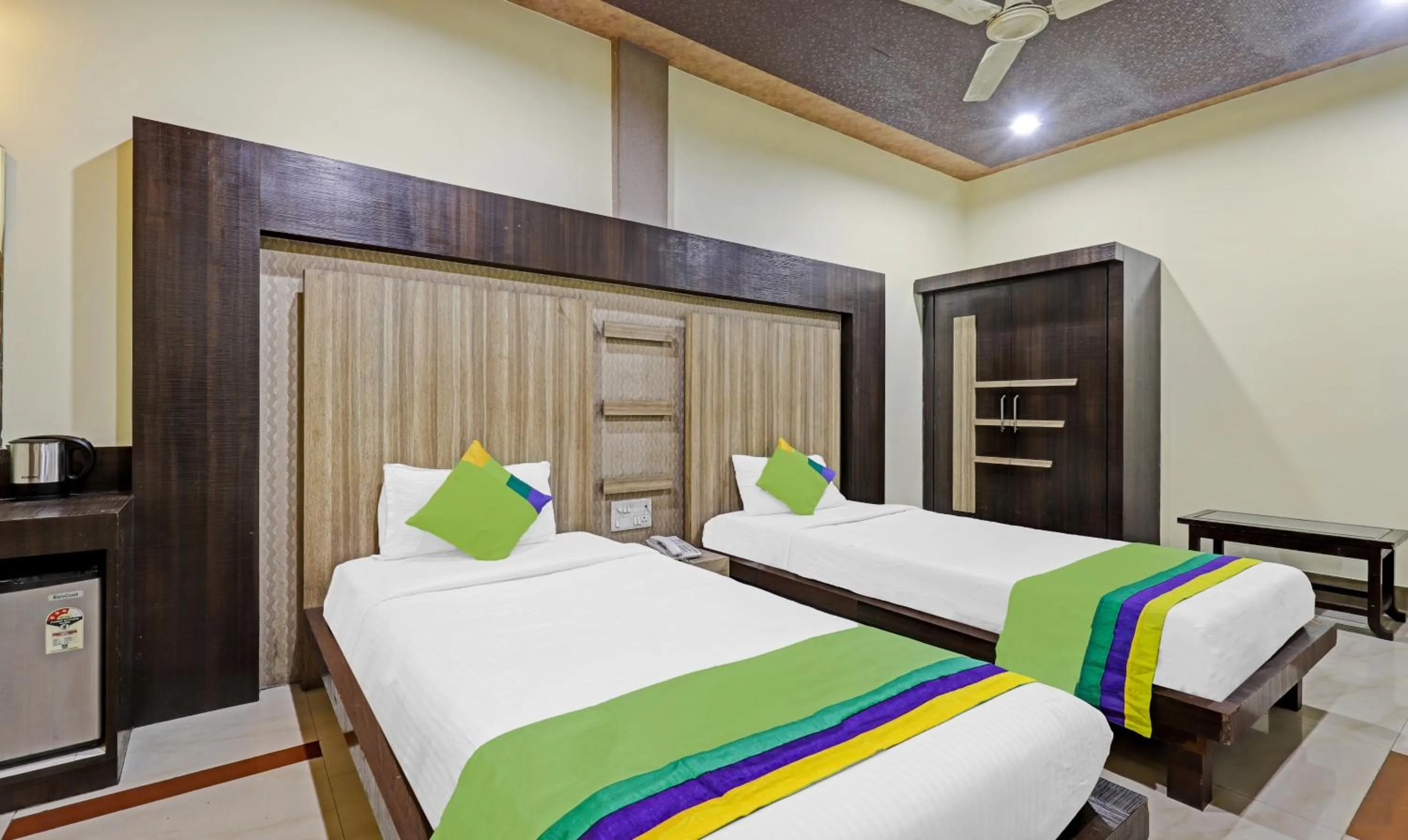 Bedroom, Bed in Treebo Apollo