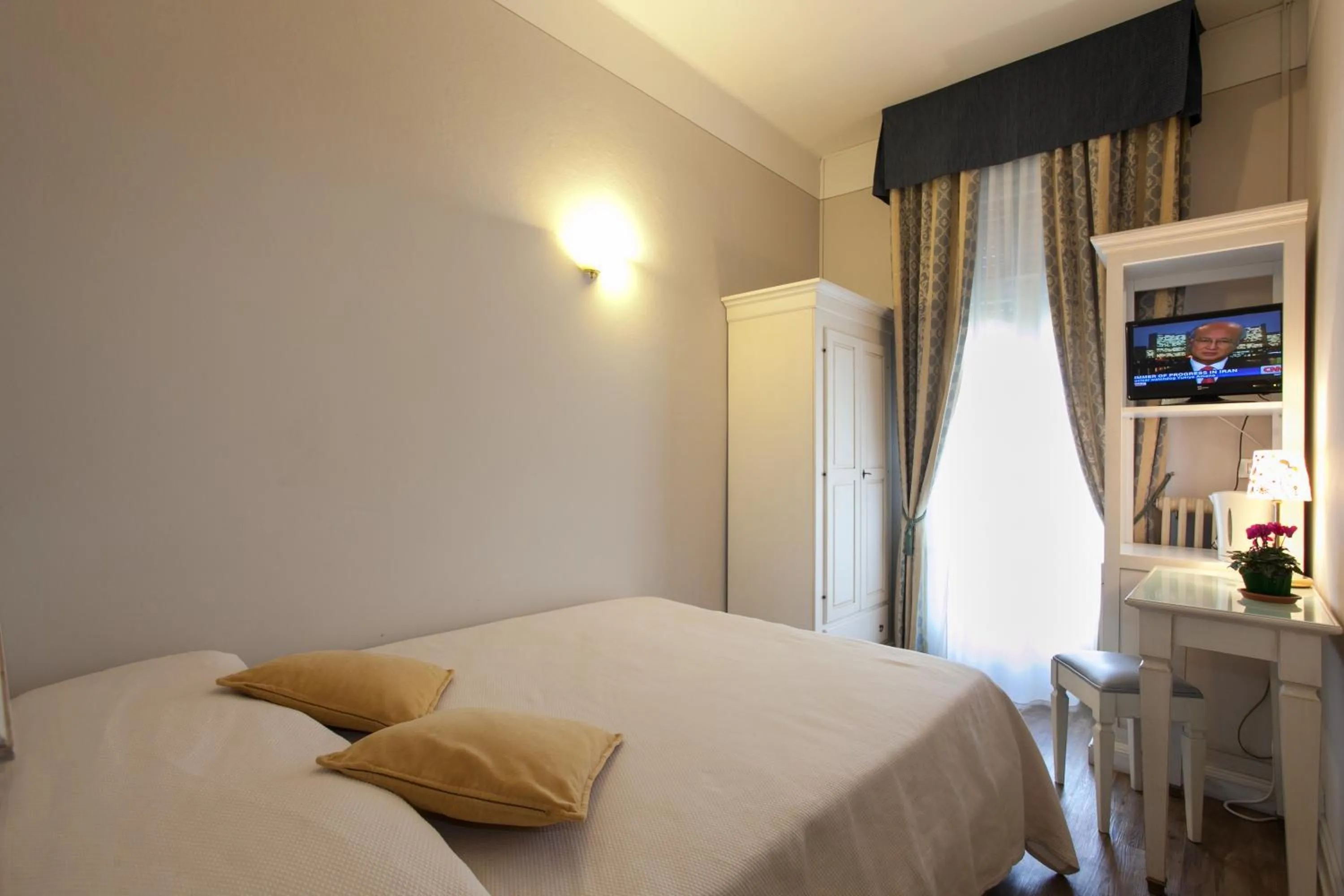 Single Room with Partial Lake View in Hotel Marconi