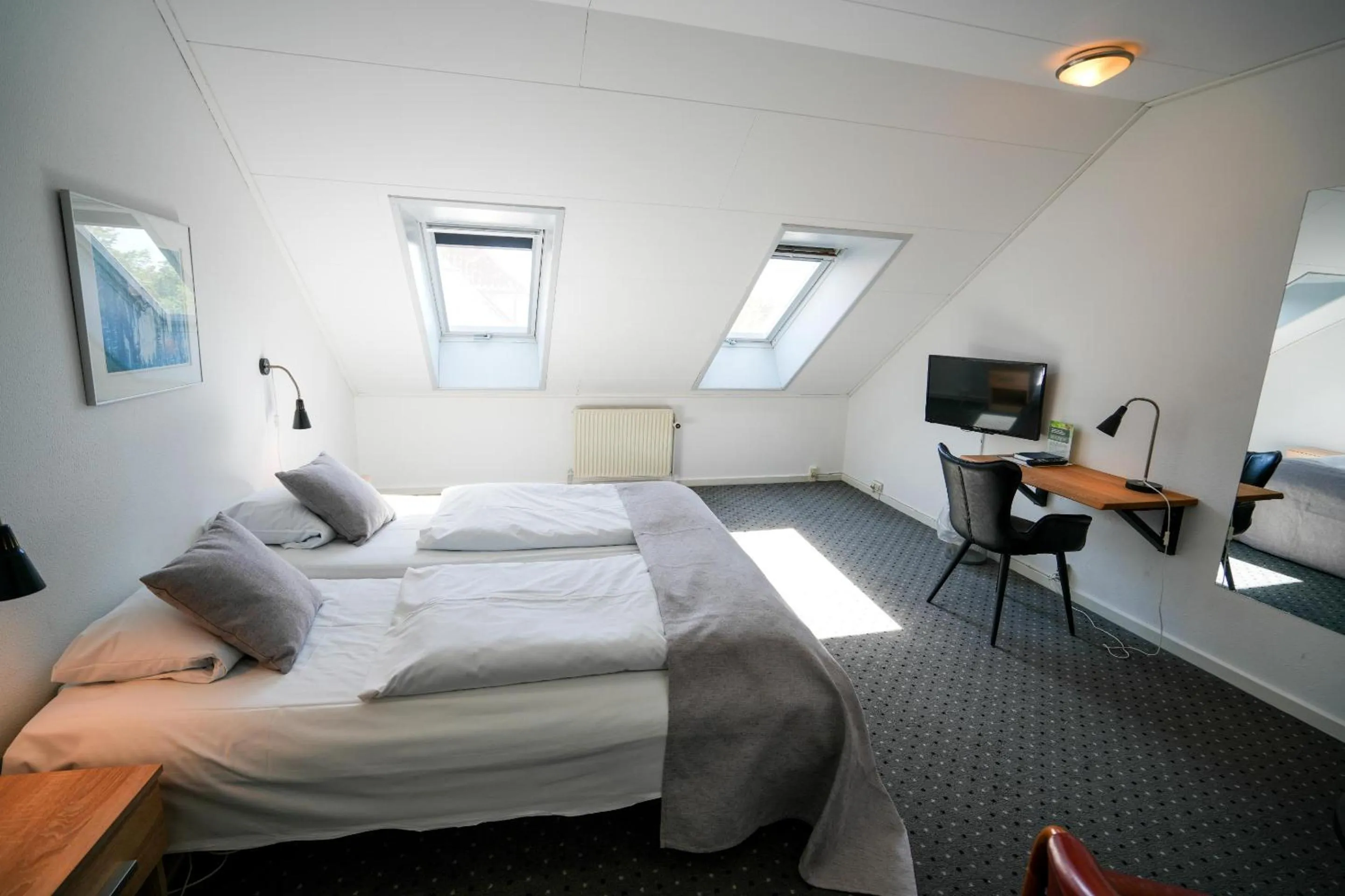 Communal lounge/ TV room, Bed in Hotel Søparken