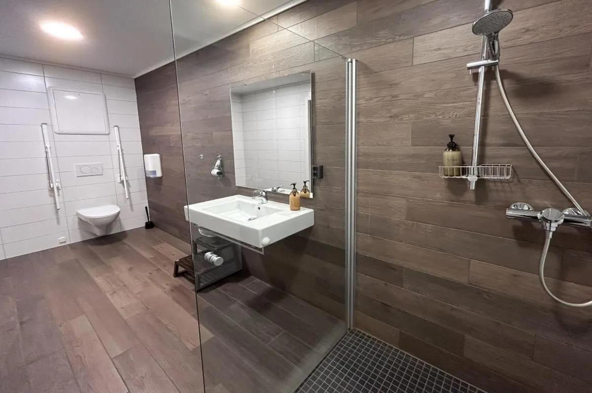 Shower in Trolltunga Hotel