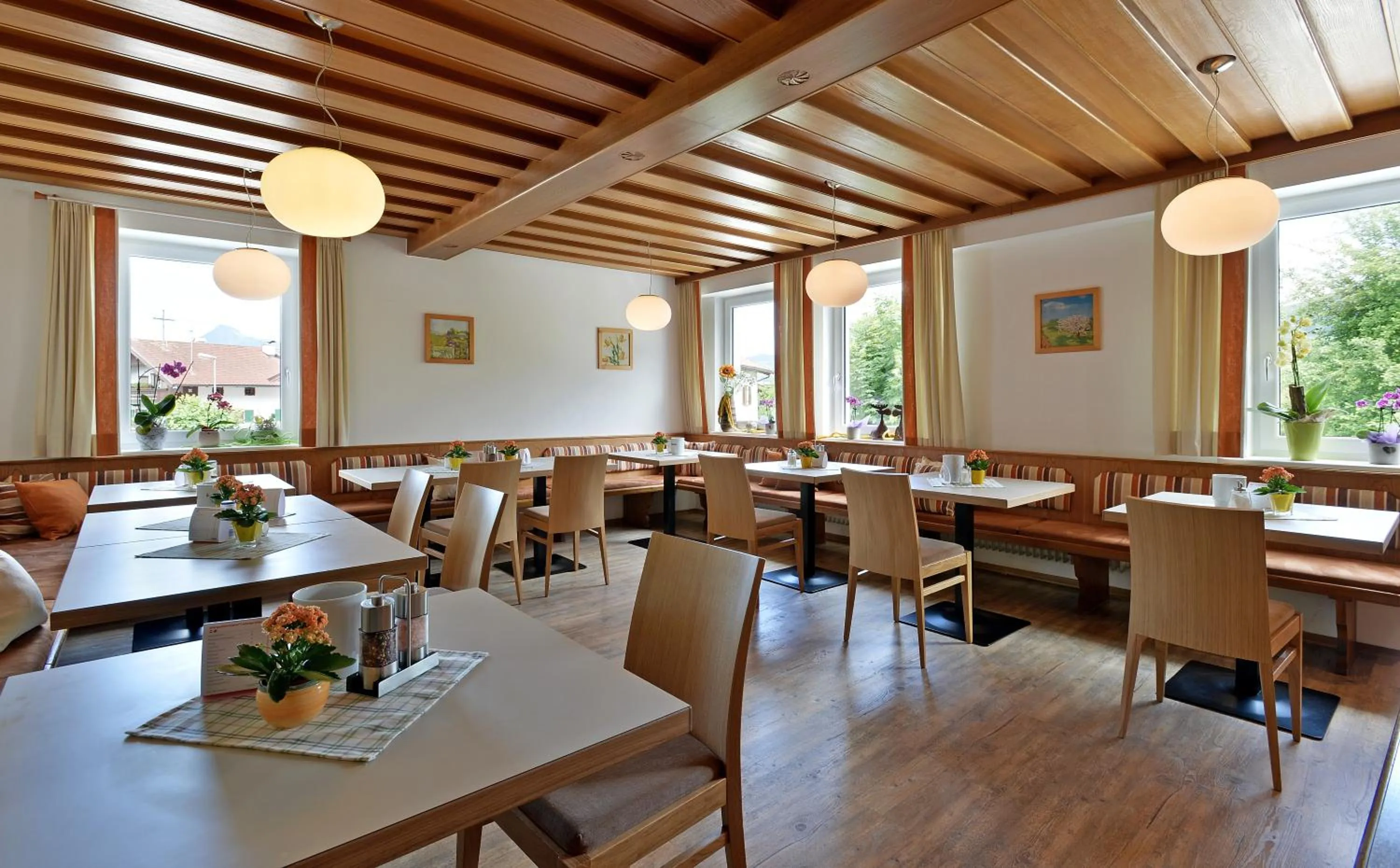 Restaurant/places to eat in Pension Apartment Hödner