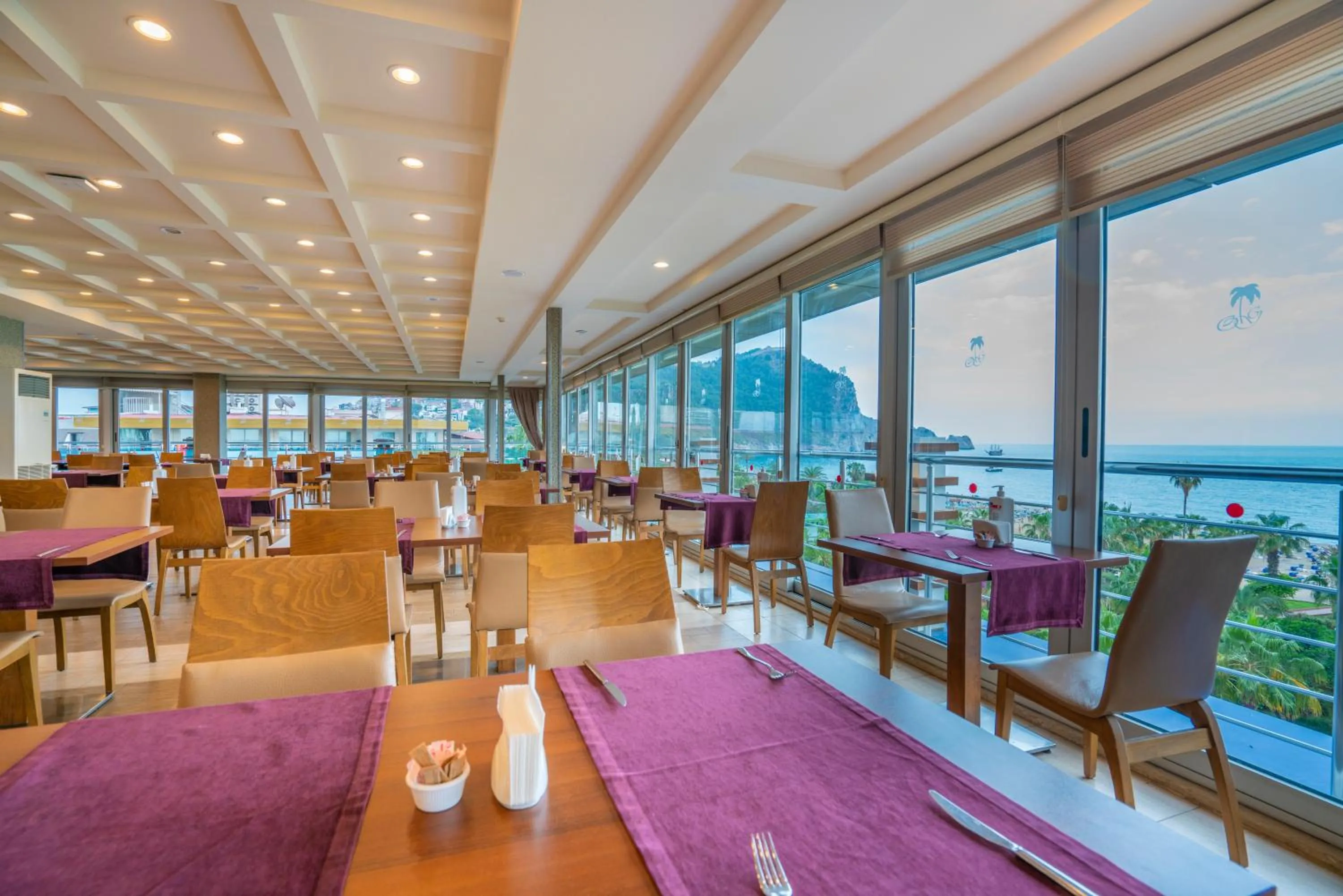 Restaurant/places to eat in Gardenia Hotel