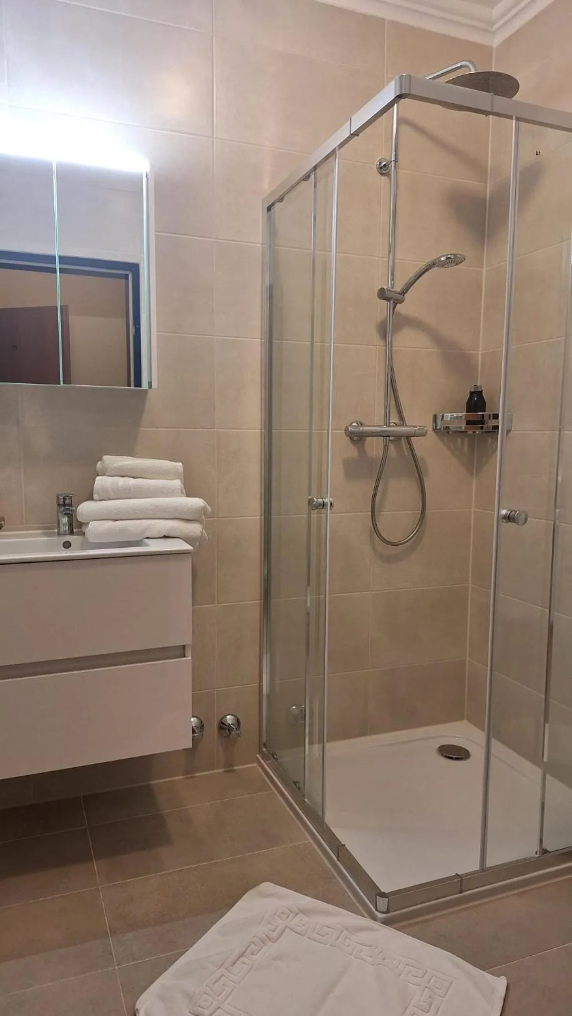 Shower in Rauchkuchl CenterCourt Hotel