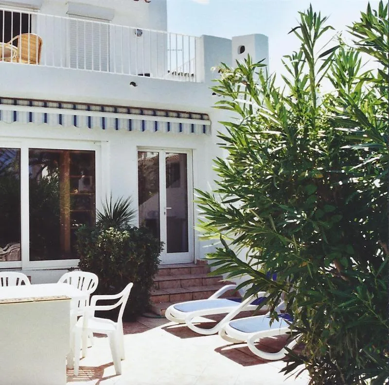 Facade/entrance in Meerblick & Pool! Traumhaftes Reihenhaus am Strand