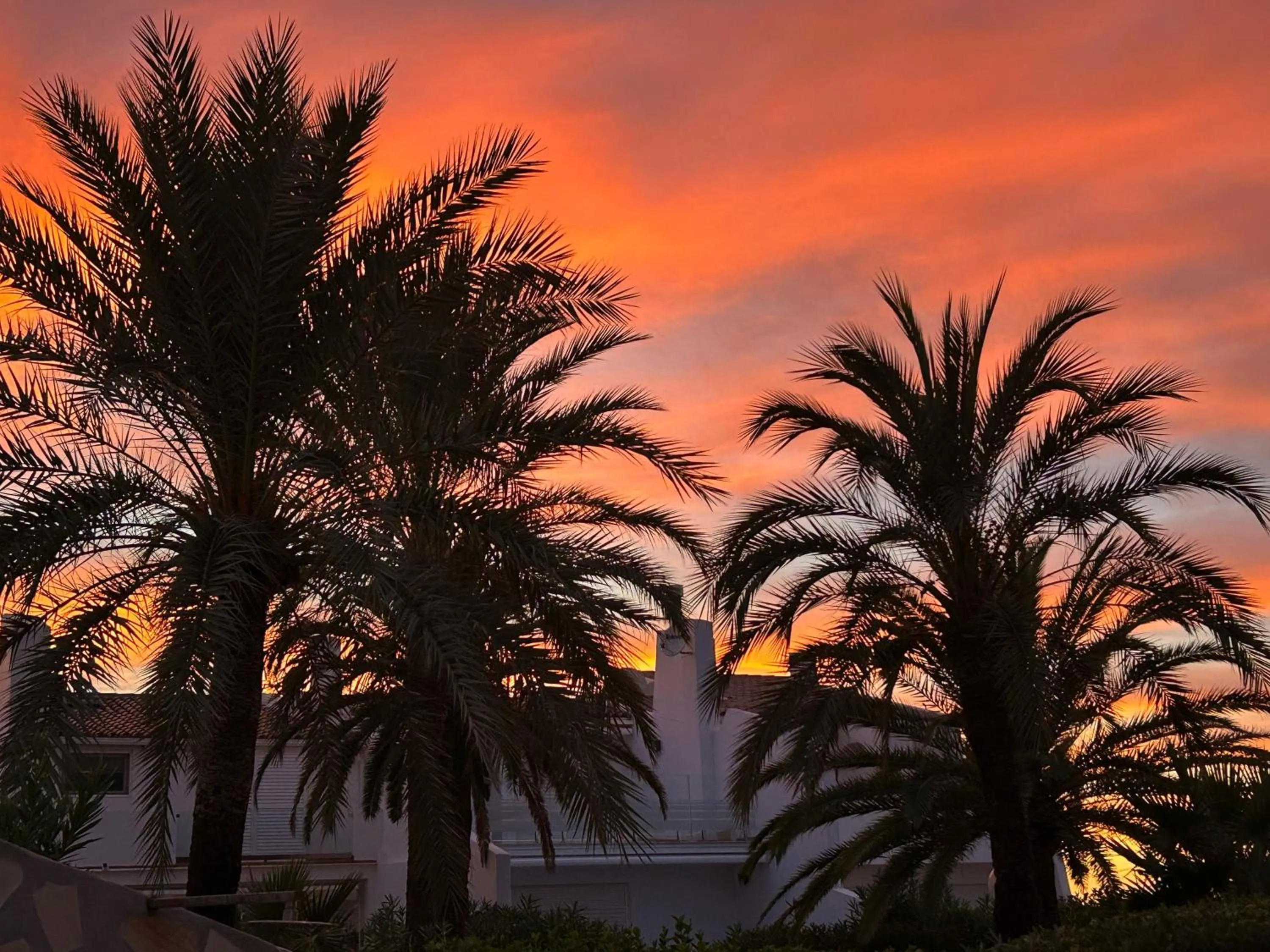 Sunset in Meerblick & Pool! Traumhaftes Reihenhaus am Strand