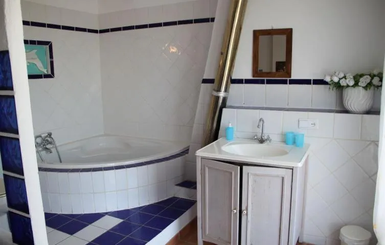 Bathroom in Meerblick & Pool! Traumhaftes Reihenhaus am Strand