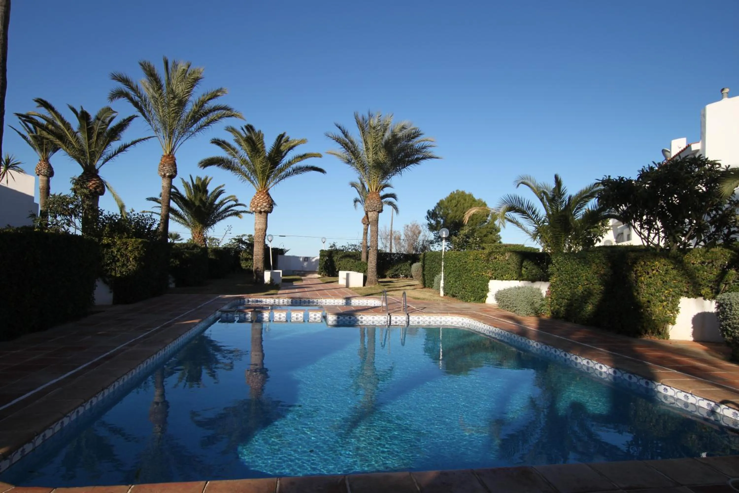 Garden in Meerblick & Pool! Traumhaftes Reihenhaus am Strand