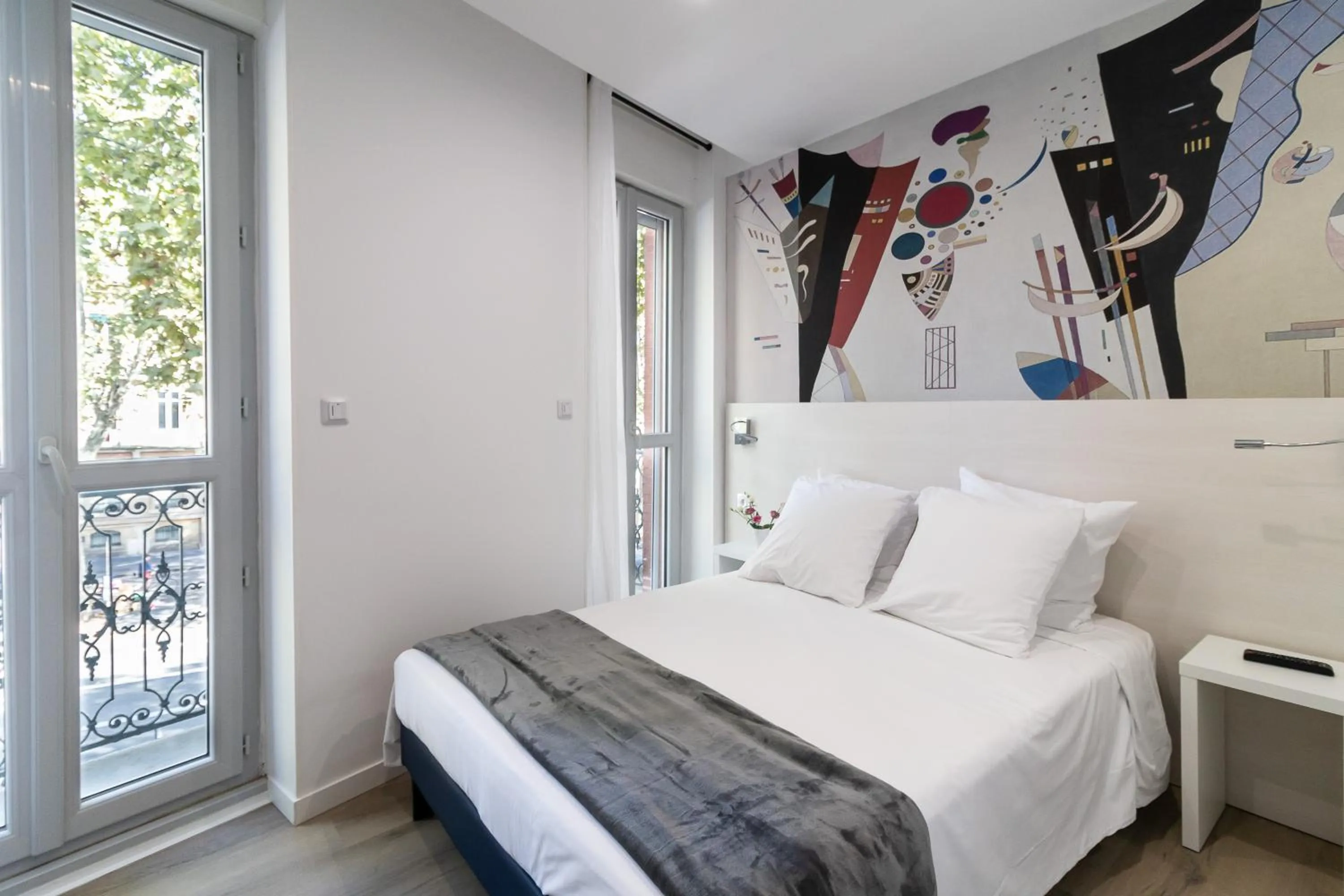 Photo of the whole room, Bed in Residence le Pastel Jeanne d'Arc