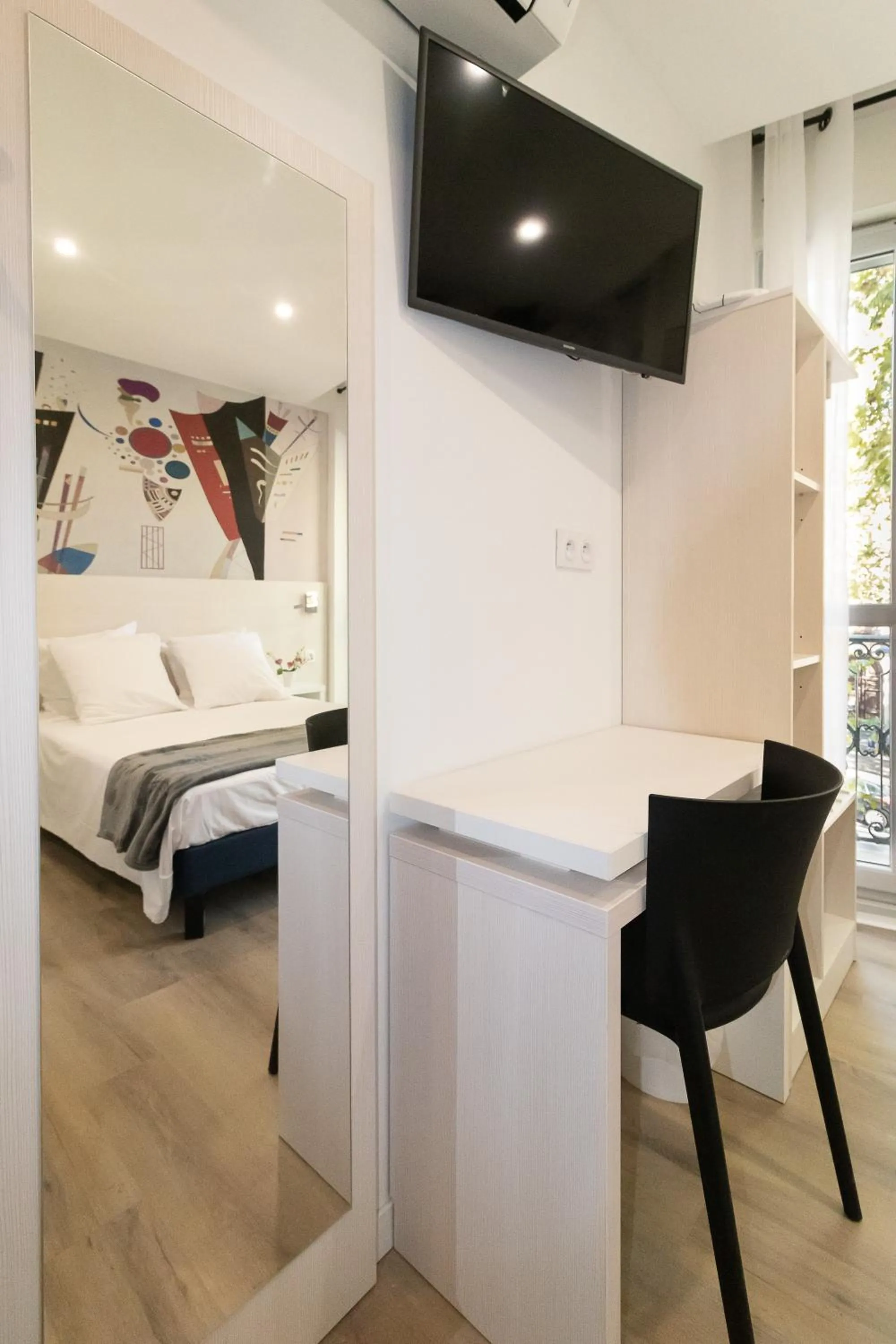 Photo of the whole room, Bed in Residence le Pastel Jeanne d'Arc