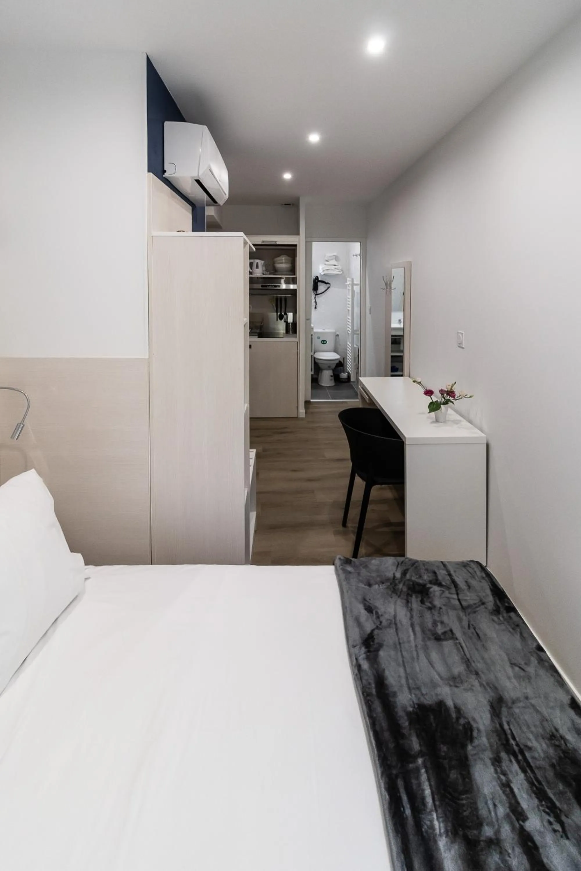 Photo of the whole room, Bed in Residence le Pastel Jeanne d'Arc