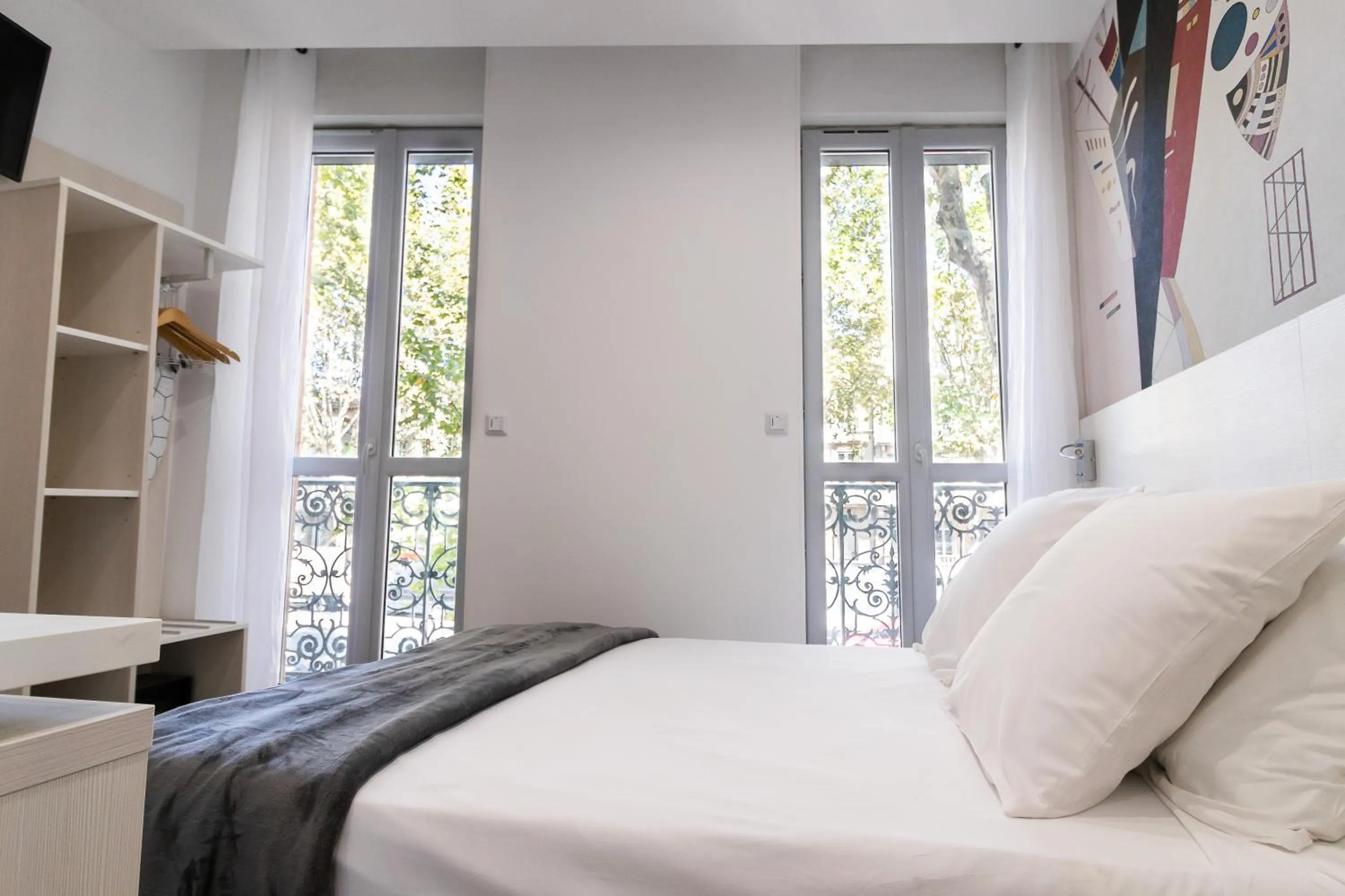 Photo of the whole room, Bed in Residence le Pastel Jeanne d'Arc