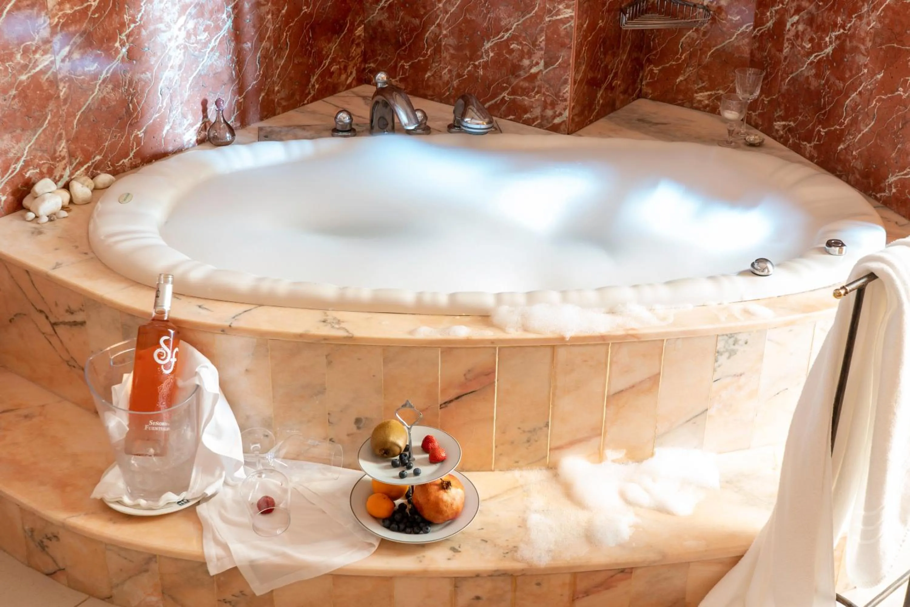 Hot Tub in Hotel Restaurante Emilio