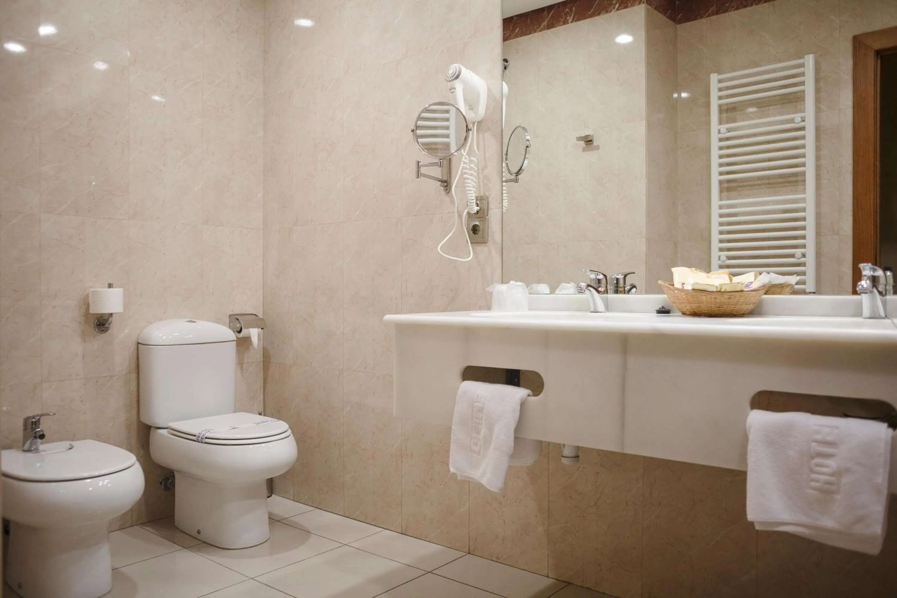 Toilet in Hotel Restaurante Emilio