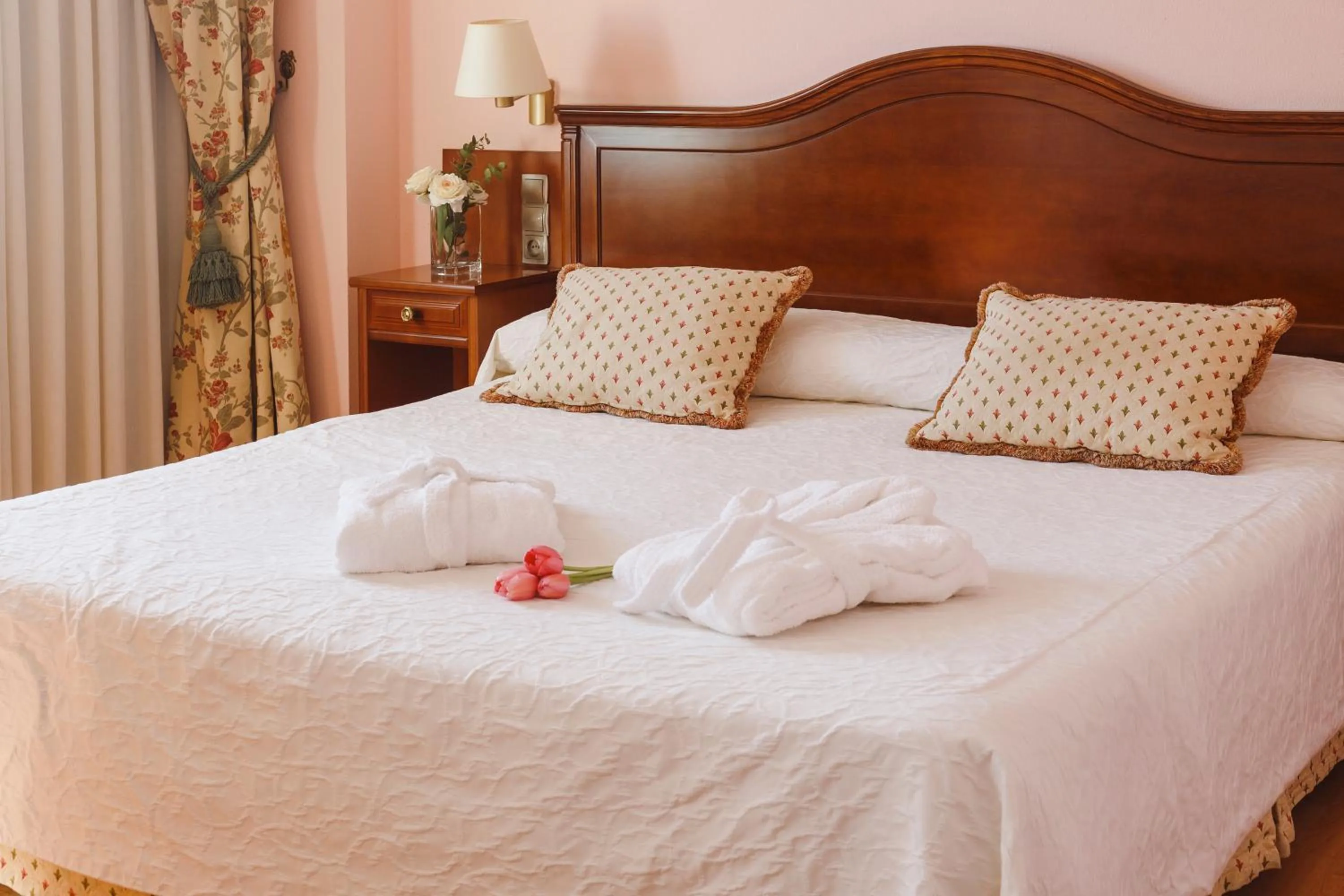 Bedroom, Bed in Hotel Restaurante Emilio