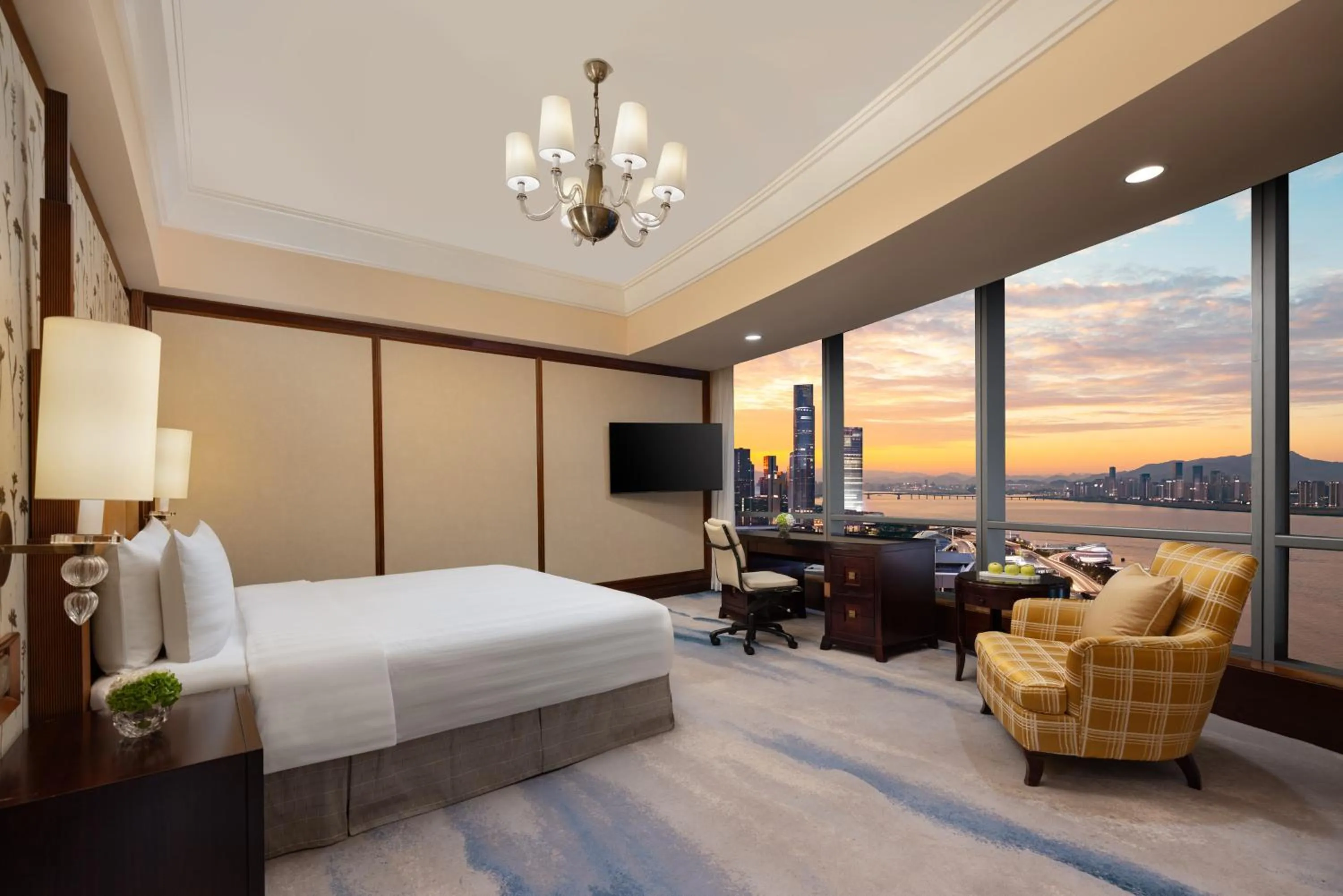 River view, Bed in Shangri-La Wenzhou