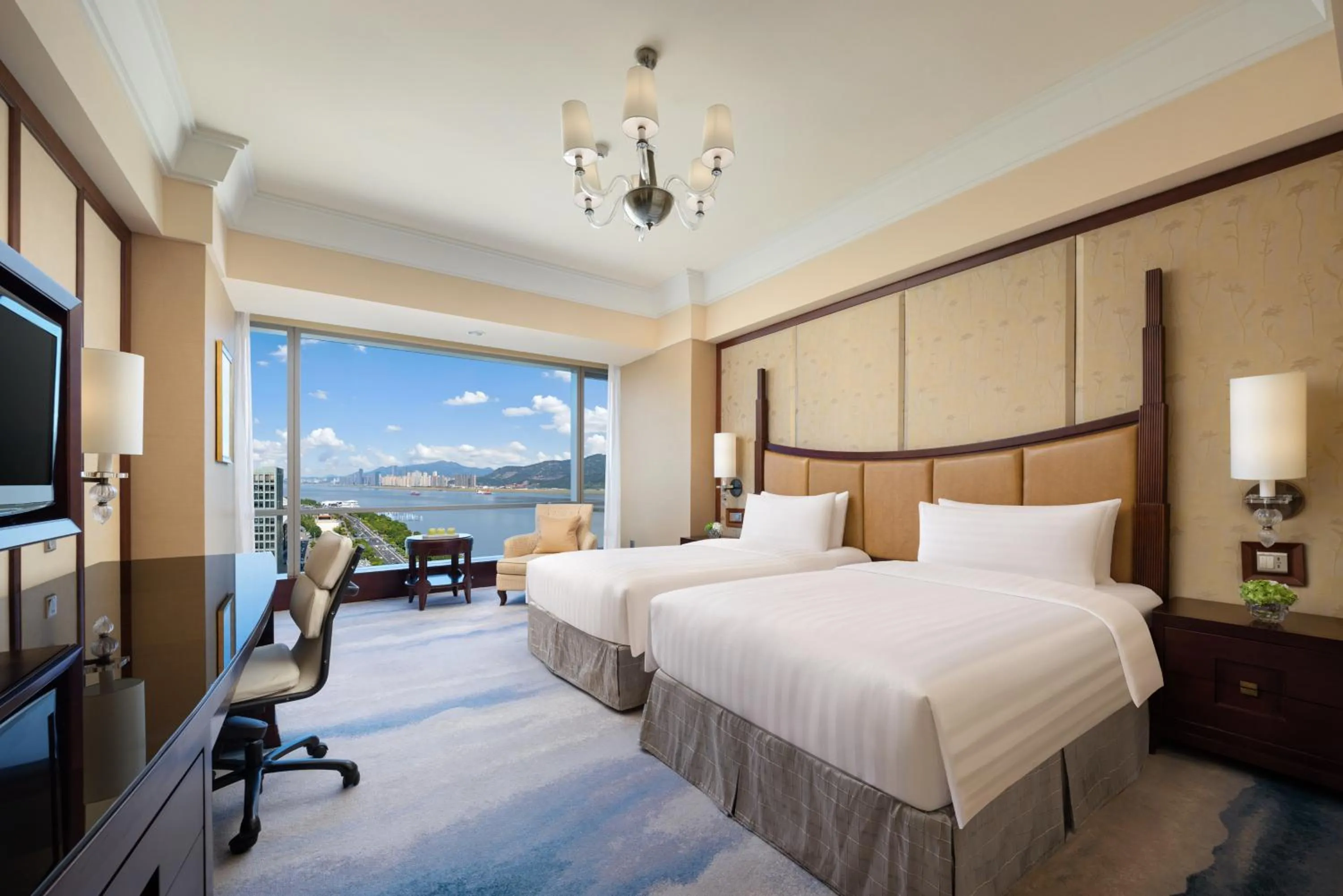 River view, Bed in Shangri-La Wenzhou