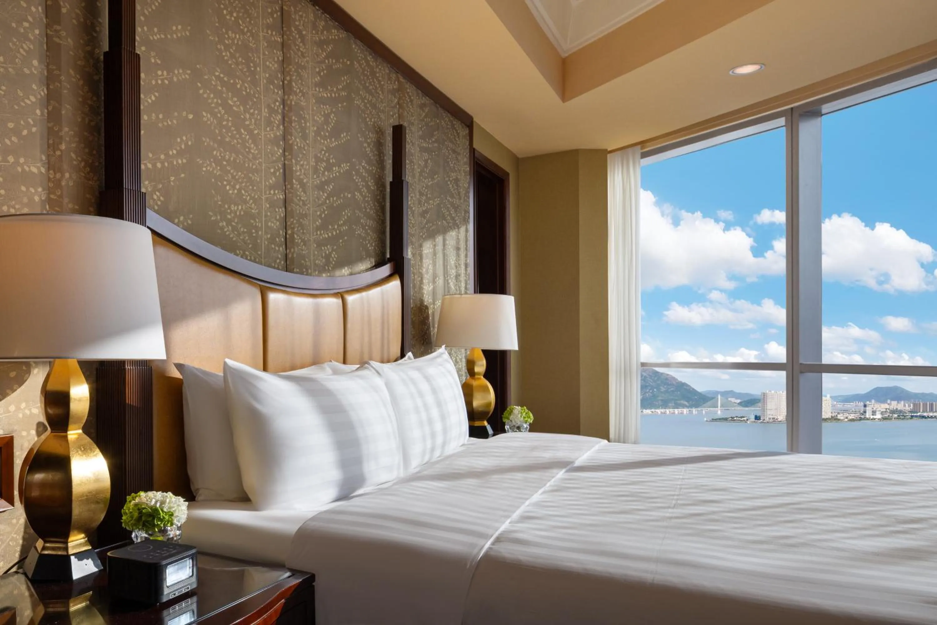 River view, Bed in Shangri-La Wenzhou