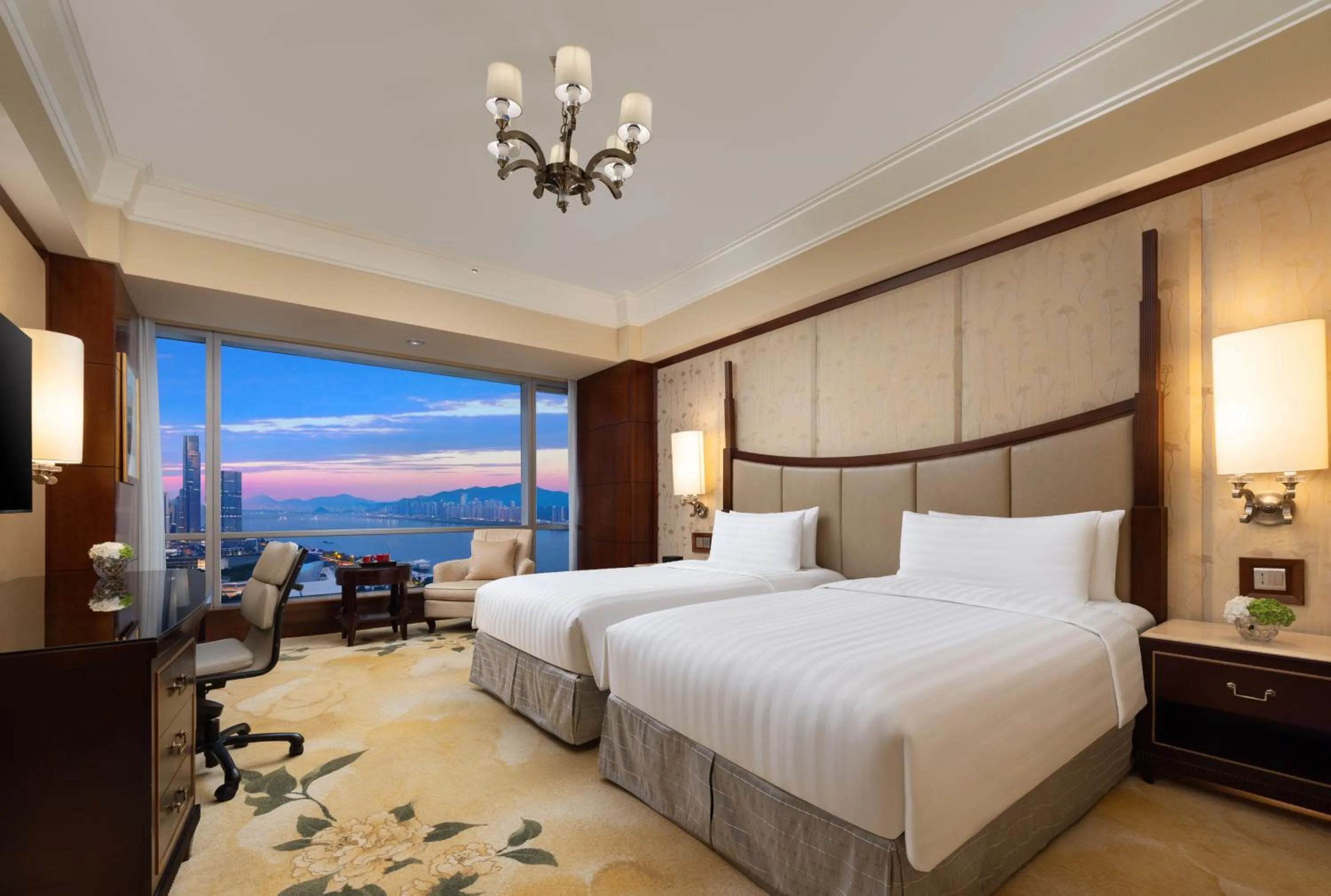 River view, Bed in Shangri-La Wenzhou