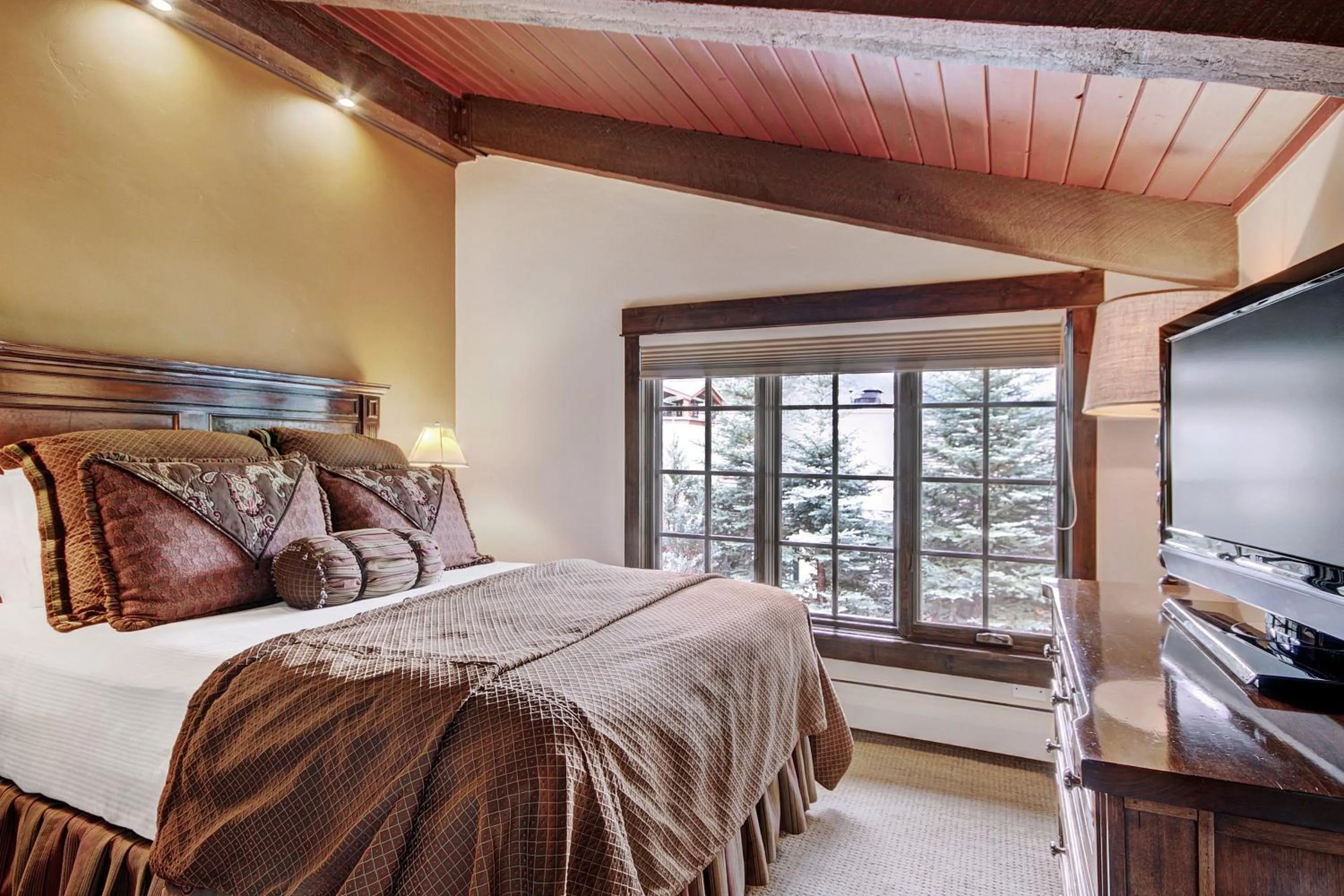 Bedroom, Bed in Lodge at Vail, A RockResort